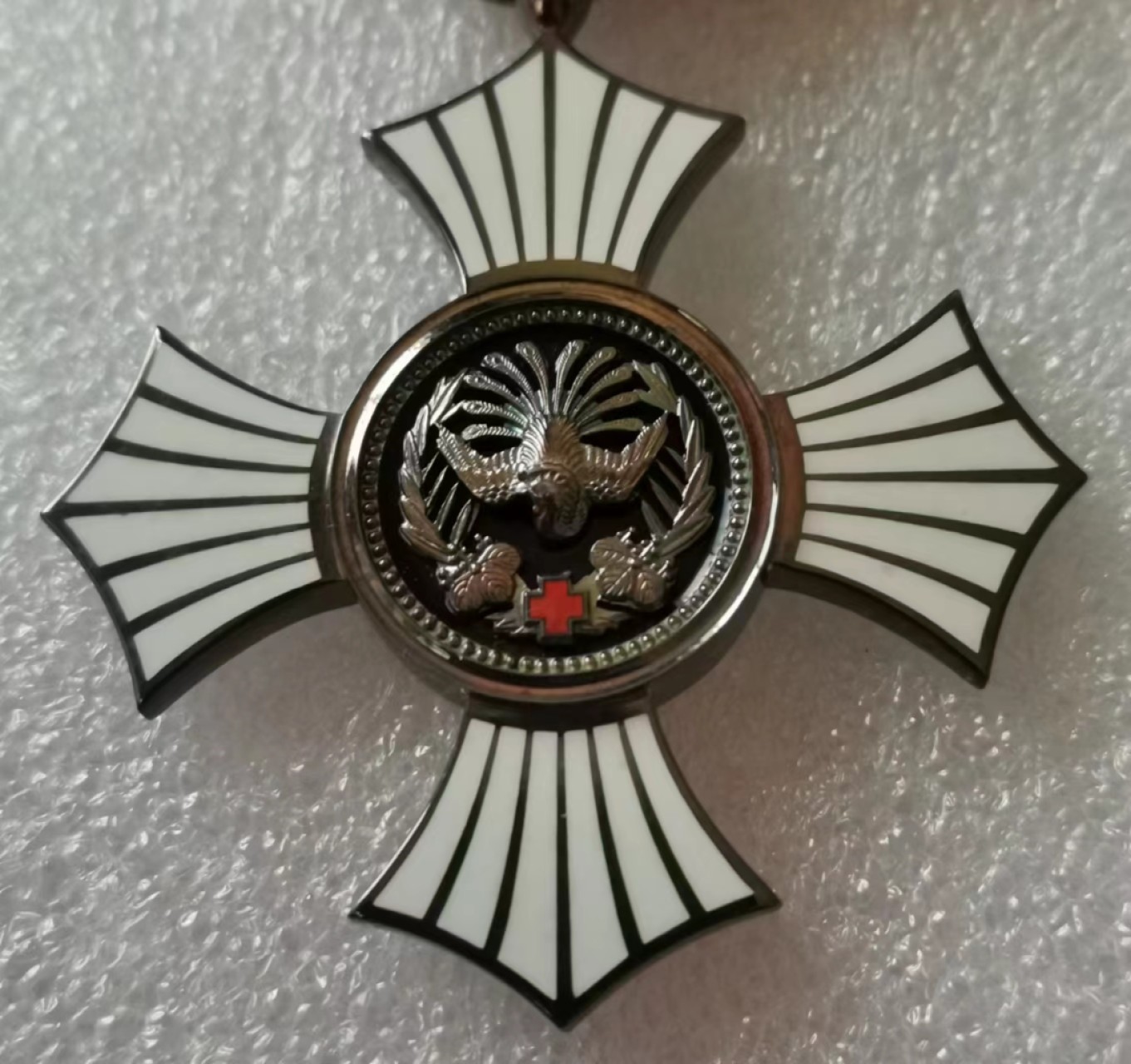 瓶子🏺第45期拍卖会 日本昭和时期赤十字金级有功勋章（银质珐琅）