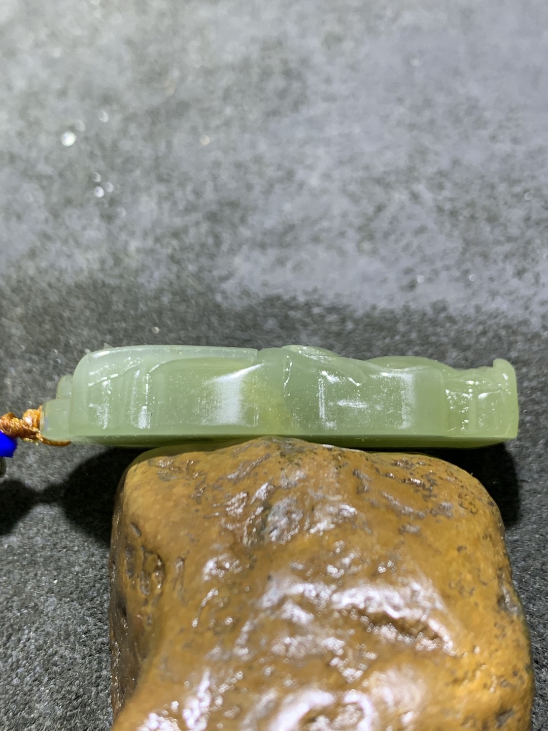 天然青海料和田玉雕刻钟馗一个，