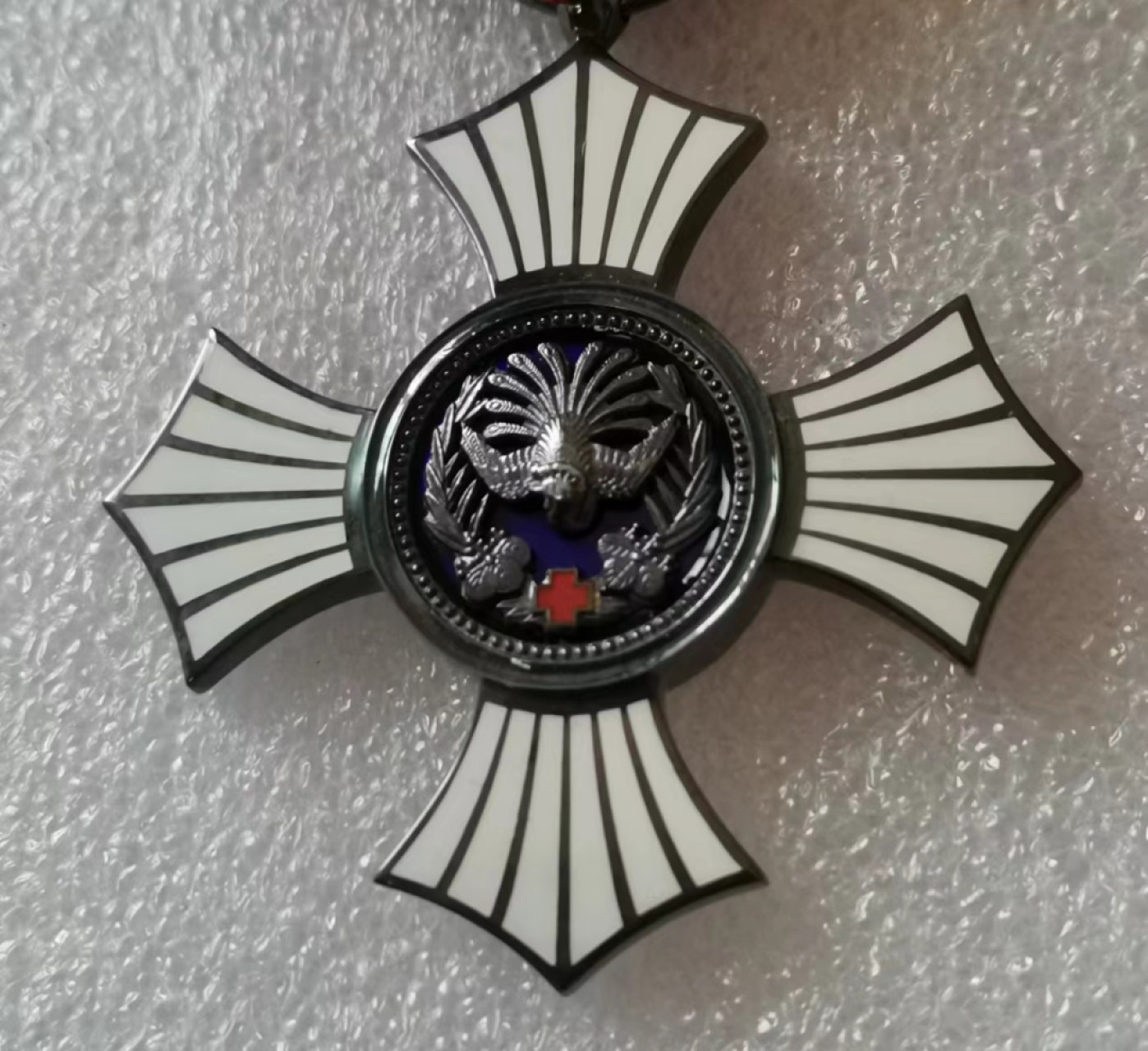 瓶子🏺第45期拍卖会 日本昭和时期赤十字银级有功勋章（银质珐琅）