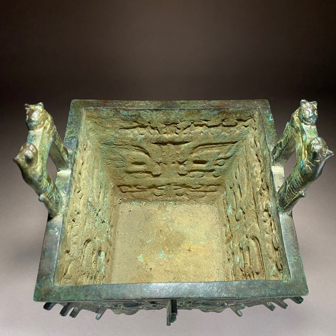 旧藏一商青铜器“兽面纹方鼎”