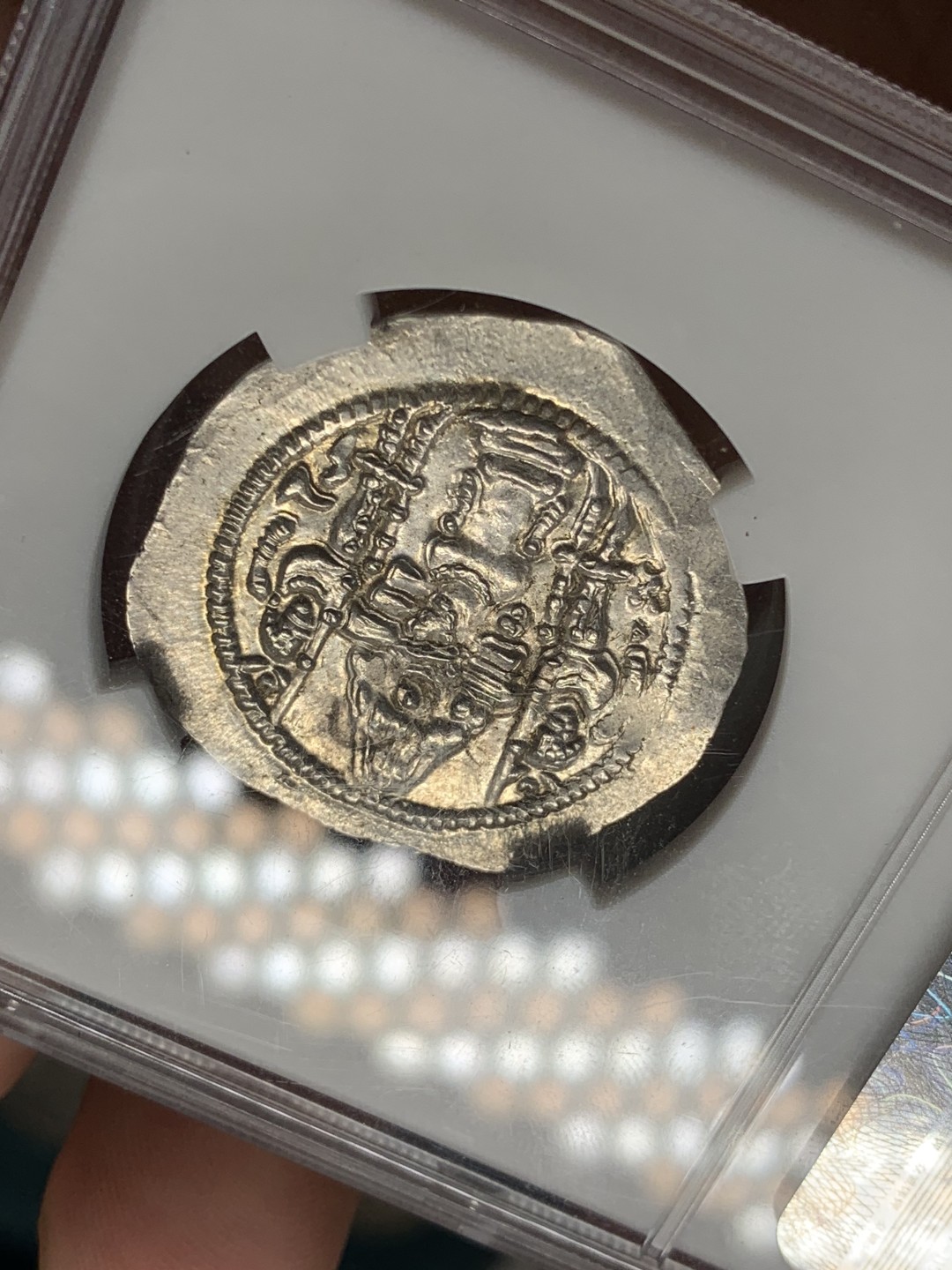 《竞宝斋》第69场-本周日，周一，周四.3场连拍（全场不限金额包邮） 众诚详评-AU 古波斯萨珊王朝瓦赫兰五世塞琉西亚造币厂 1德拉克马银币 币面干净漂亮 打制深峻 送古尔王朝铜币一枚