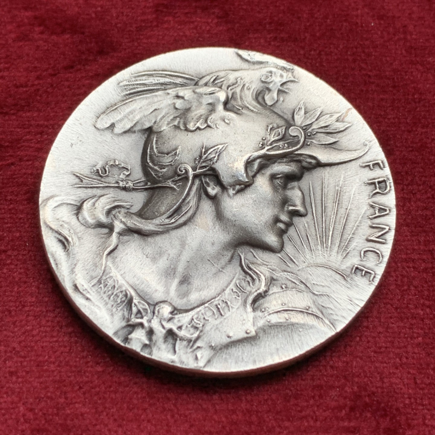 《竞宝斋》第69场-本周日，周一，周四.3场连拍（全场不限金额包邮） 法国 玛丽安娜女神 戎装像 铜章（镀银色） 29.8克 41.1mm  20世纪初