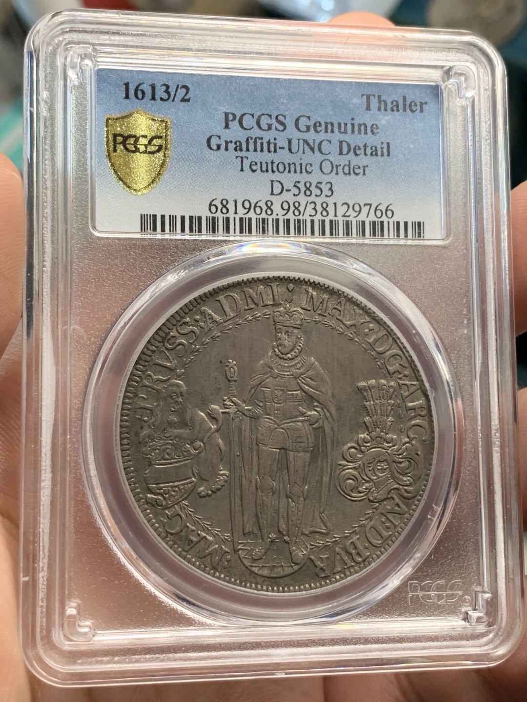 《竞宝斋》第69场-本周日，周一，周四.3场连拍（全场不限金额包邮） PCGS UNC 1613/2年条顿骑士团泰勒 大热品种，背面的骑士盾徽极美，铁灰色包浆，如果背面6点位置没有那两划 可惜了，高价品种