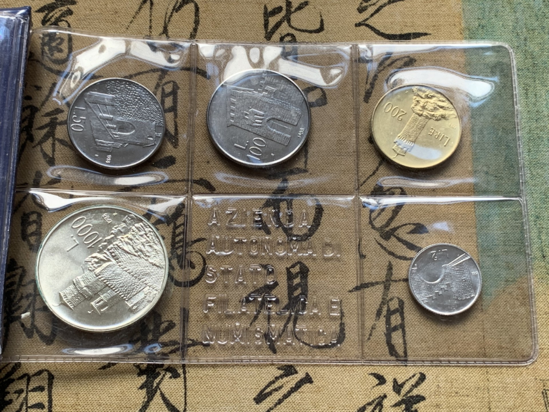 《竞宝斋》第69场-本周日，周一，周四.3场连拍（全场不限金额包邮） 圣马力诺1988年官方封装套币 最大一枚是银币