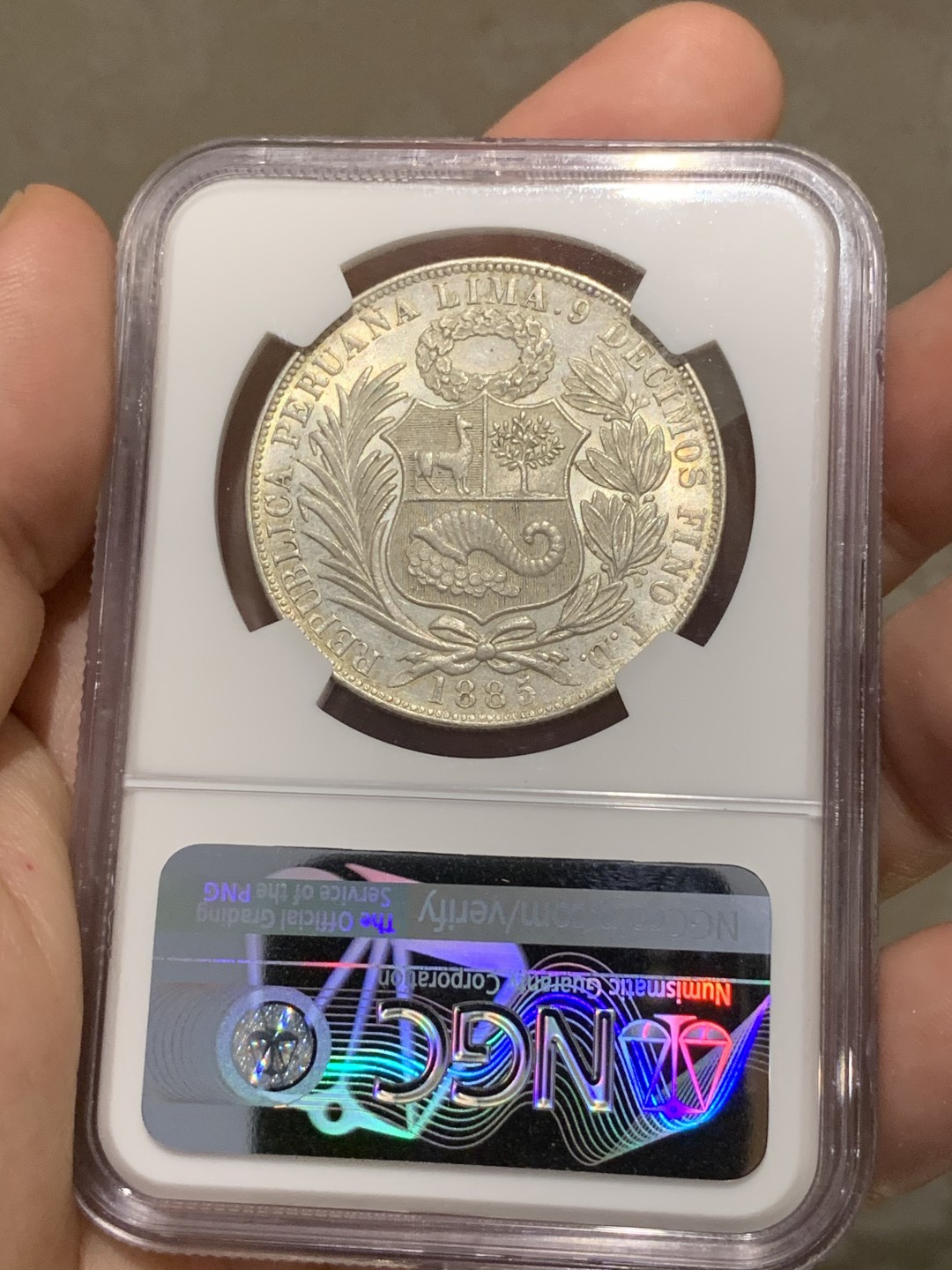 《竞宝斋》第69场-本周日，周一，周四.3场连拍（全场不限金额包邮） 亚军分 NGC-MS62 秘鲁 1885年 坐人 1索尔大银币 好品淡彩 稀少年份