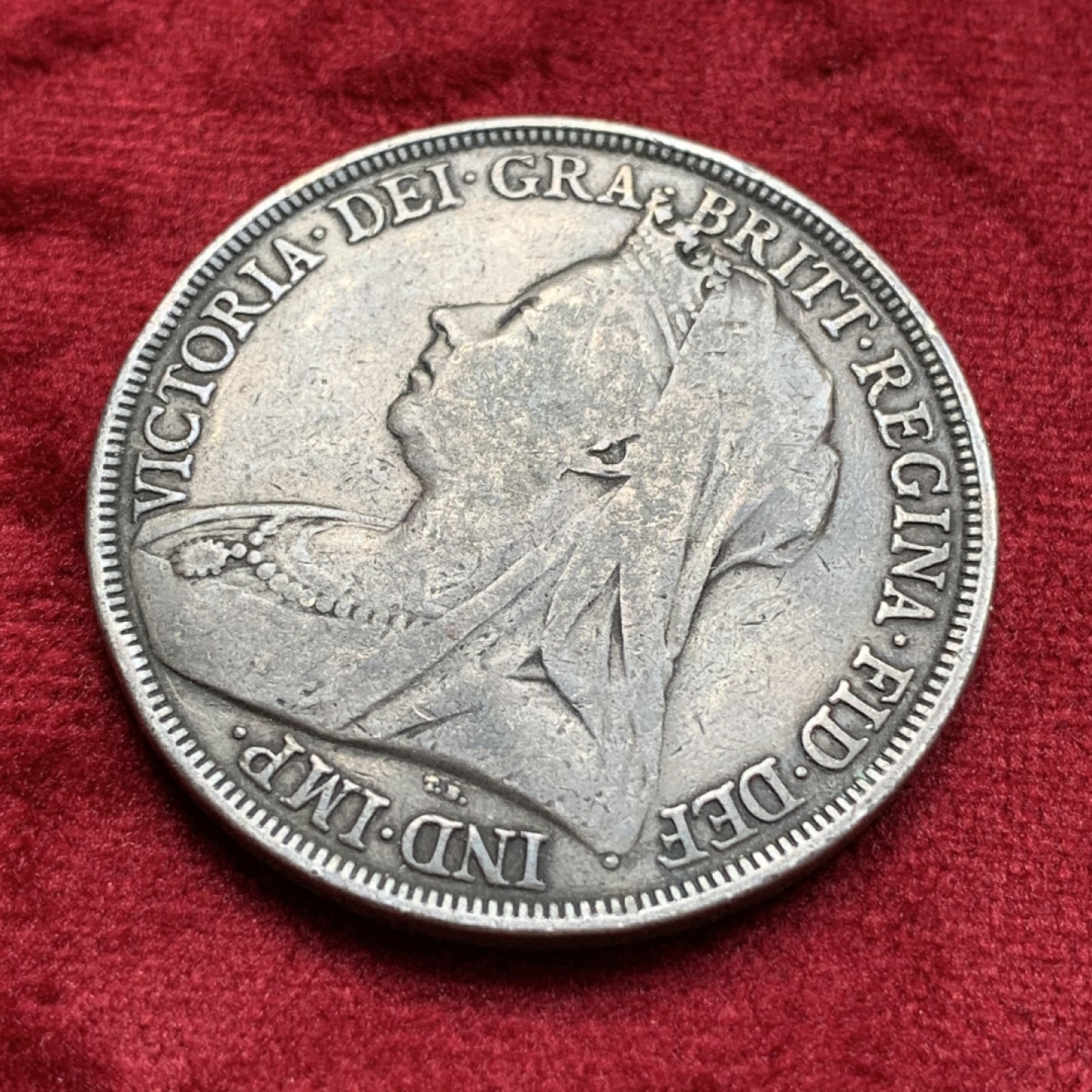 《竞宝斋》第69场-本周日，周一，周四.3场连拍（全场不限金额包邮） 英国 1893年 维多利亚女王 披纱版 马剑克朗大银币  双面深包浆 满满岁月的韵味