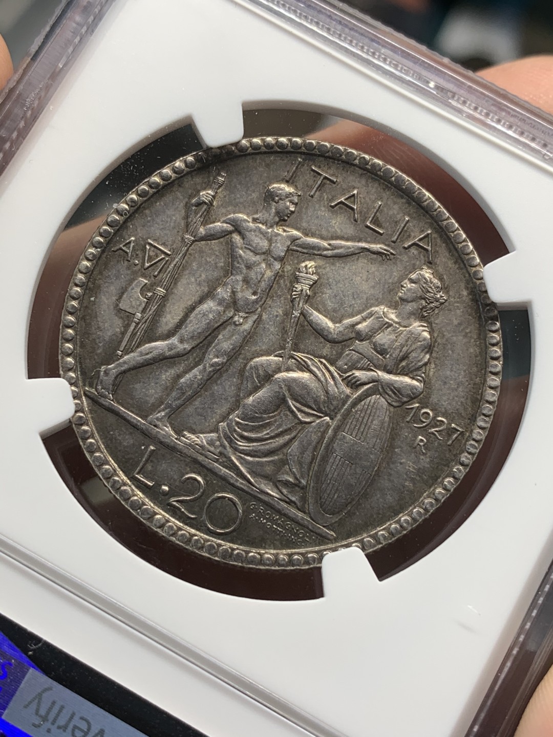 《竞宝斋》第69场-本周日，周一，周四.3场连拍（全场不限金额包邮） NGC-UNC意大利1927年裸男20里拉大银币，未处理，就是黑包浆导致未给分，