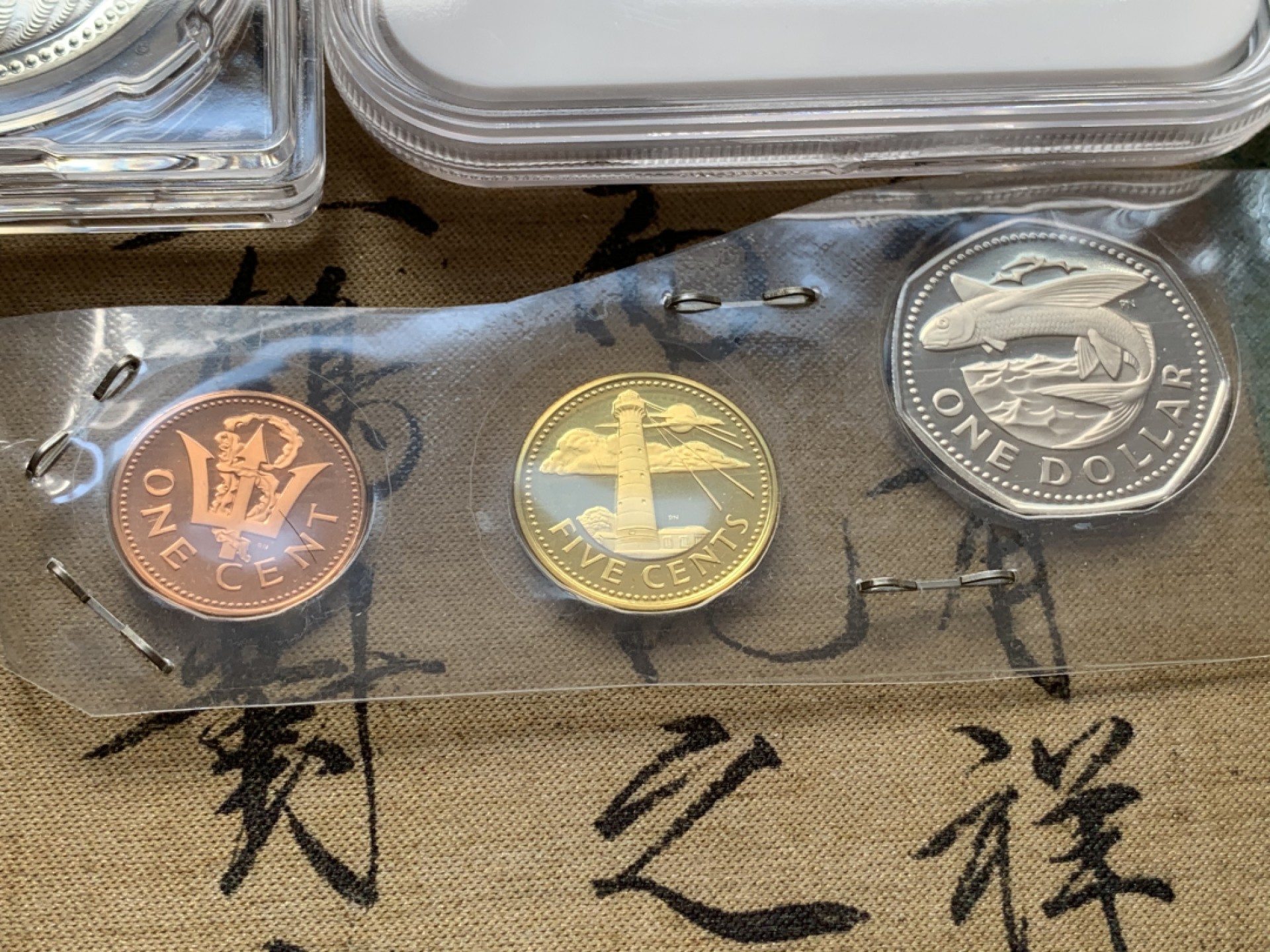 《竞宝斋》第69场-本周日，周一，周四.3场连拍（全场不限金额包邮） 1973年 巴巴多斯 8枚装 2枚银币 31.10+37.90 盒证全