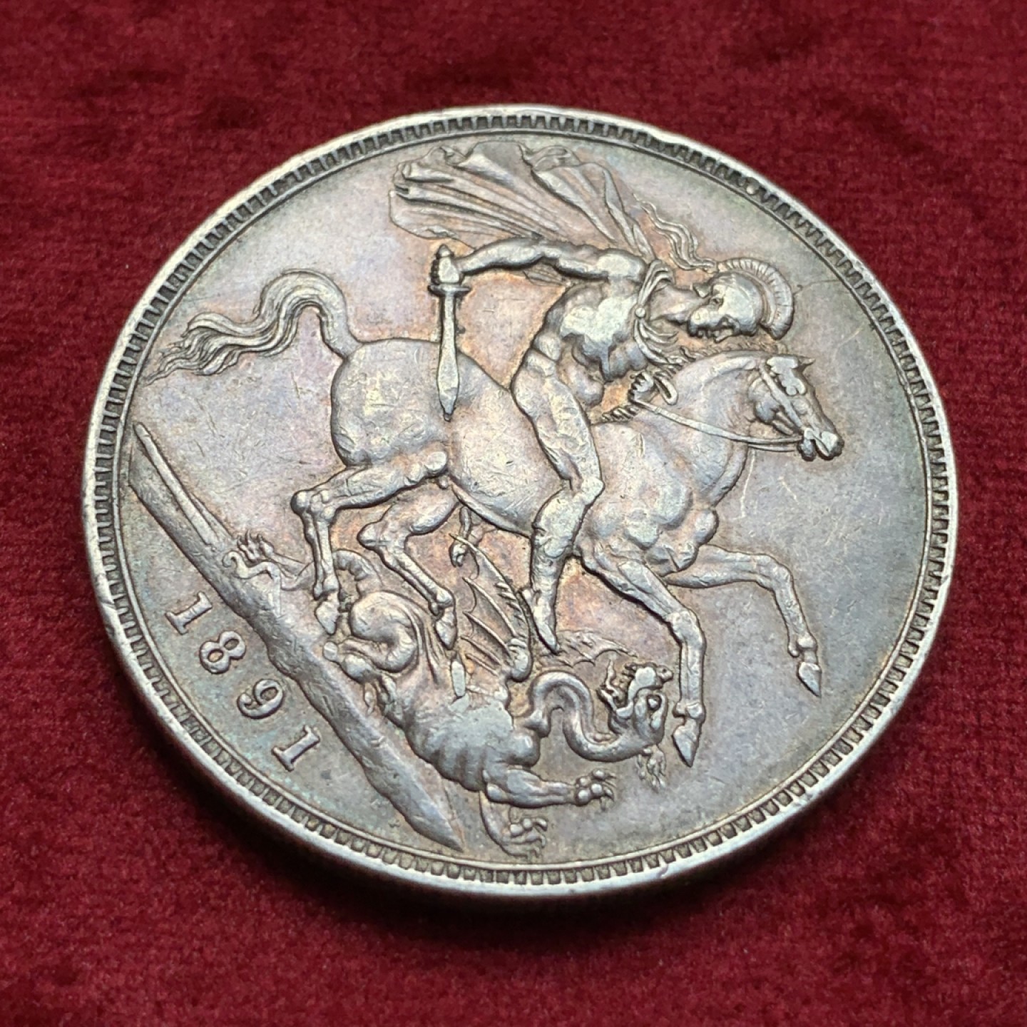 《竞宝斋》第69场-本周日，周一，周四.3场连拍（全场不限金额包邮） 英国 1891年 维多利亚女王 高冠版 马剑克朗大银币  包浆好 状态佳