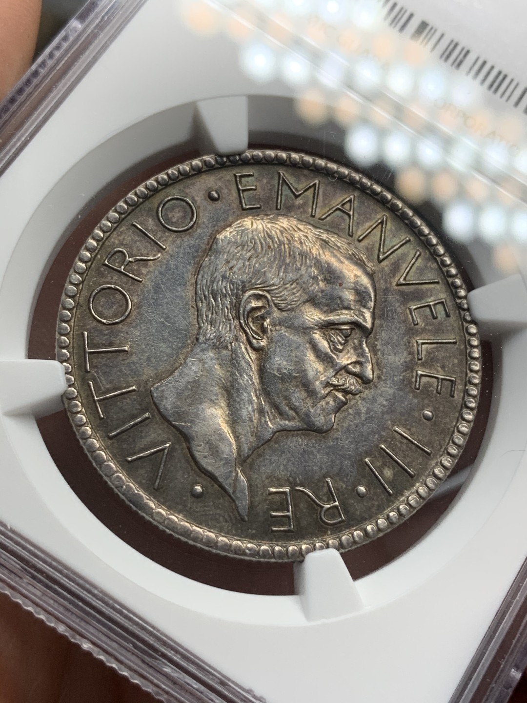 《竞宝斋》第69场-本周日，周一，周四.3场连拍（全场不限金额包邮） NGC-UNC意大利1927年裸男20里拉大银币，未处理，就是黑包浆导致未给分，