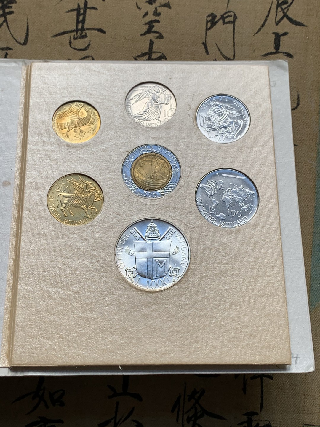 《竞宝斋》第69场-本周日，周一，周四.3场连拍（全场不限金额包邮） 梵蒂冈1985年原封套币 最大一枚是银币