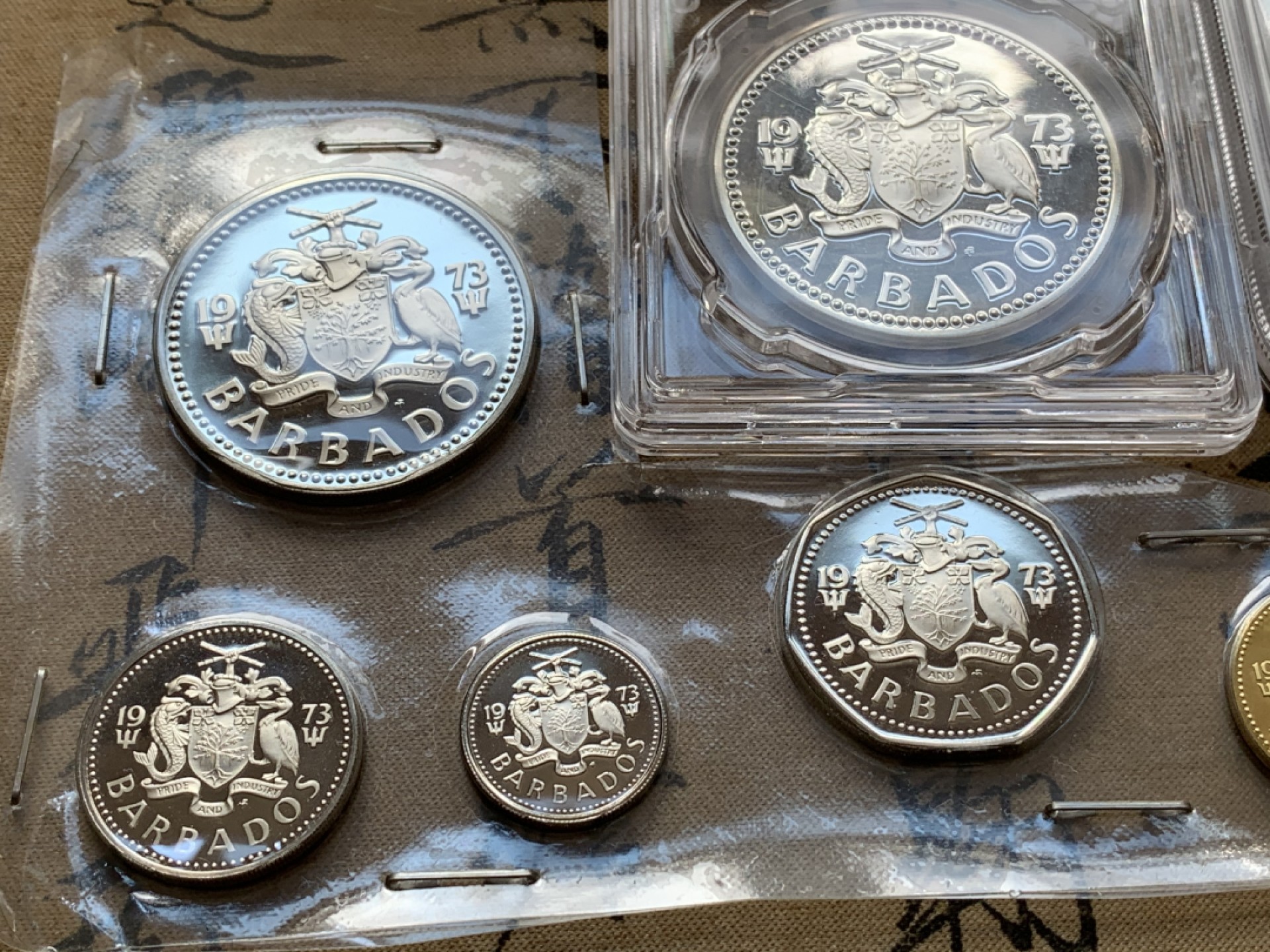 《竞宝斋》第69场-本周日，周一，周四.3场连拍（全场不限金额包邮） 1973年 巴巴多斯 8枚装 2枚银币 31.10+37.90 盒证全