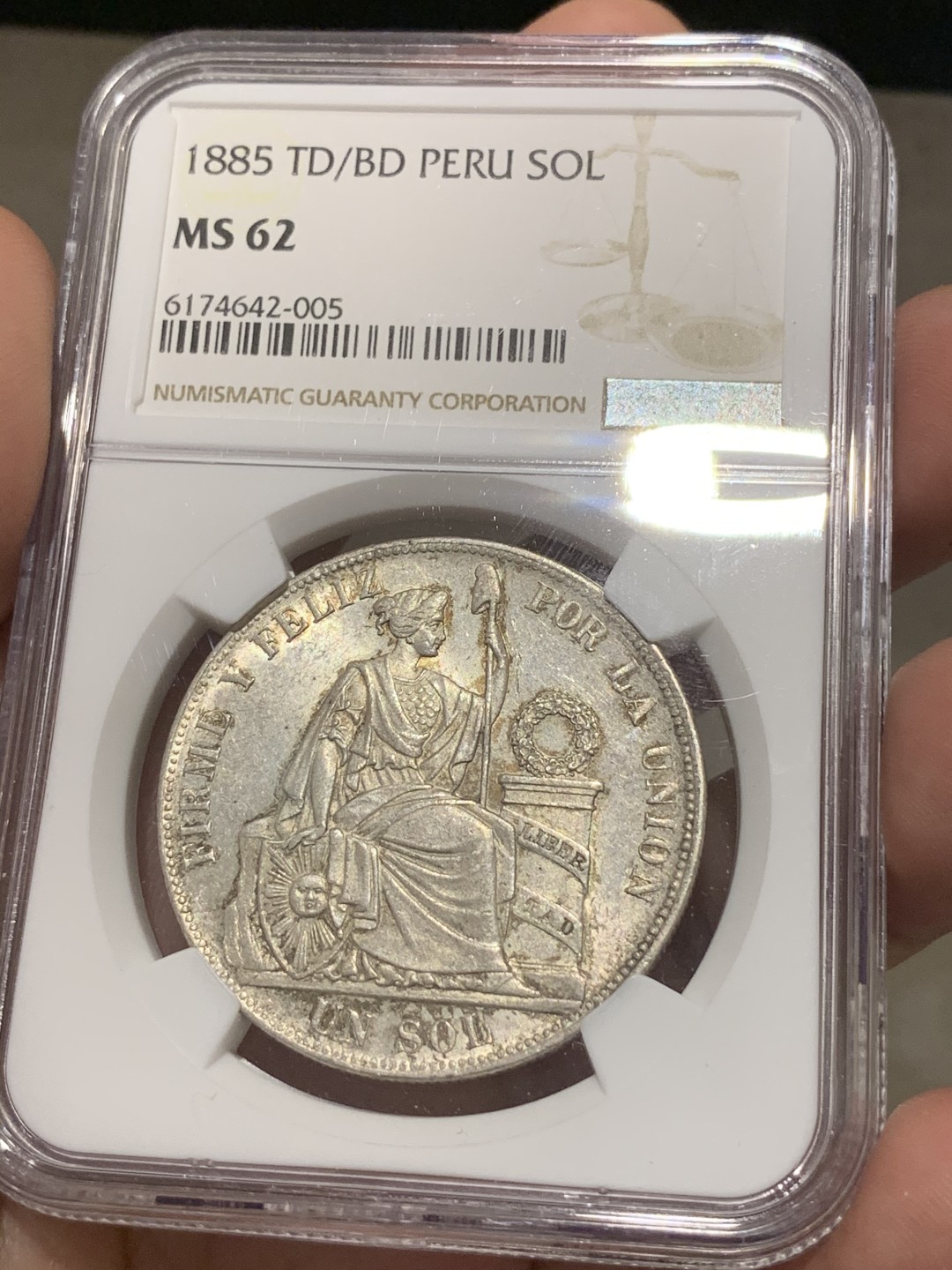 《竞宝斋》第69场-本周日，周一，周四.3场连拍（全场不限金额包邮） 亚军分 NGC-MS62 秘鲁 1885年 坐人 1索尔大银币 好品淡彩 稀少年份