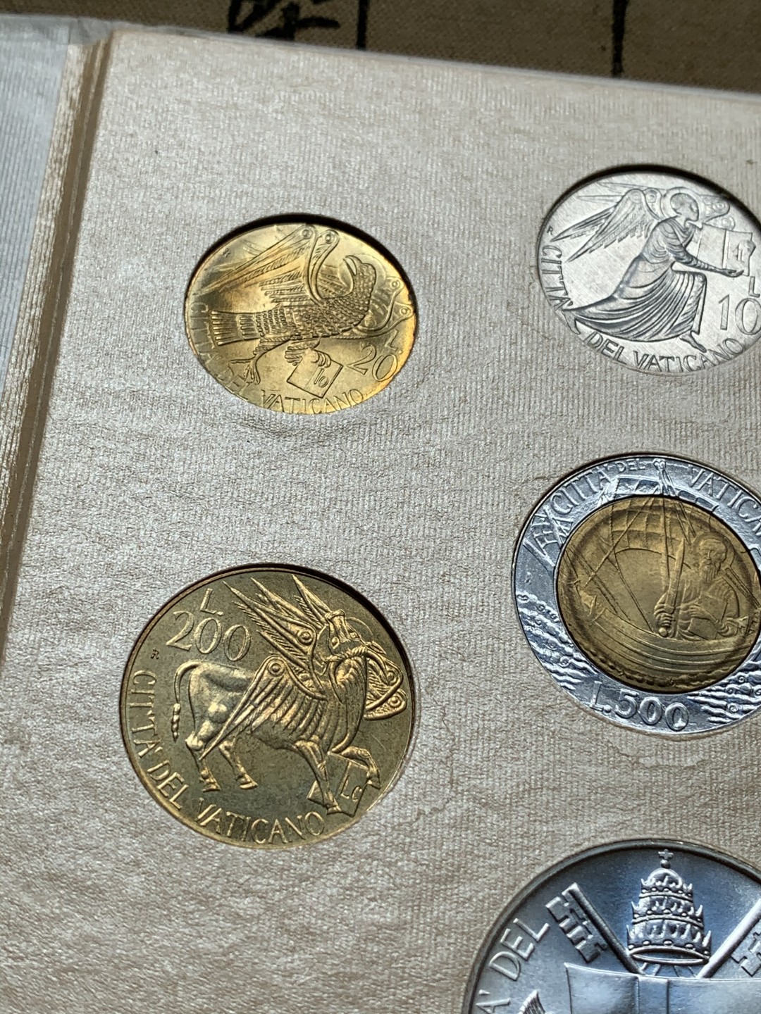 《竞宝斋》第69场-本周日，周一，周四.3场连拍（全场不限金额包邮） 梵蒂冈1985年原封套币 最大一枚是银币