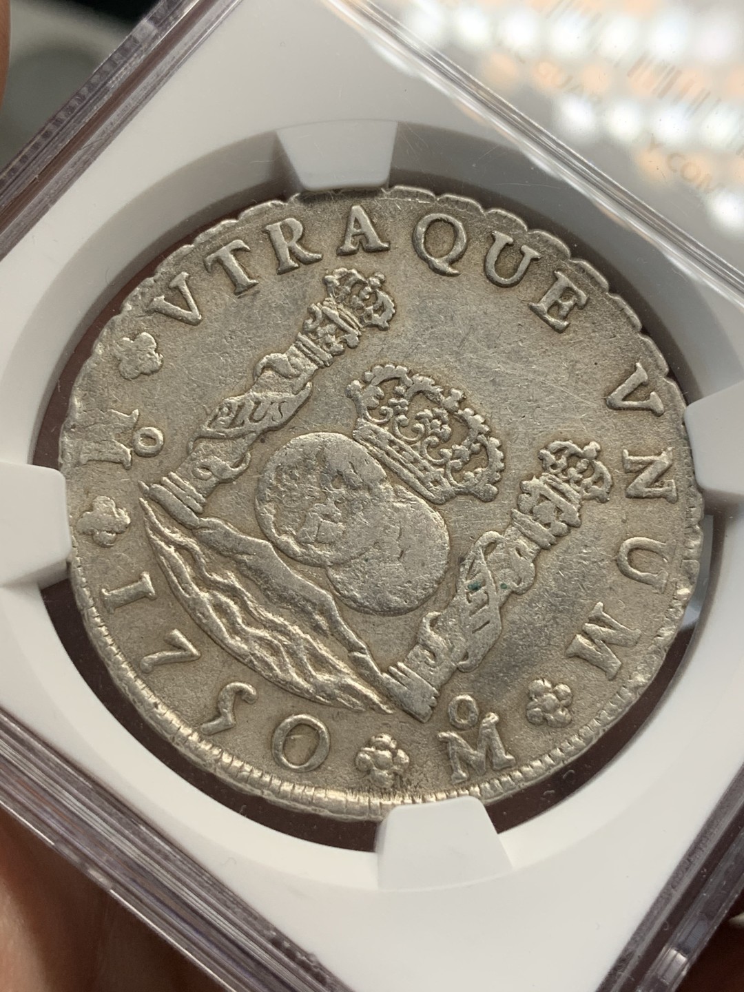 《竞宝斋》第69场-本周日，周一，周四.3场连拍（全场不限金额包邮） NGC AU 细节评级 墨西哥 1750年 双柱 地球 大银币 中期好品 模具特点是粗狂