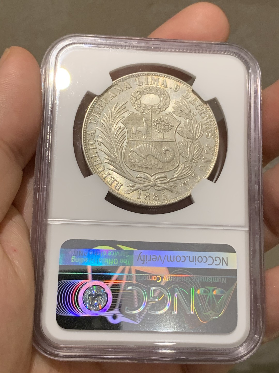 《竞宝斋》第69场-本周日，周一，周四.3场连拍（全场不限金额包邮） 亚军分 NGC-MS62 秘鲁 1885年 坐人 1索尔大银币 好品淡彩 稀少年份