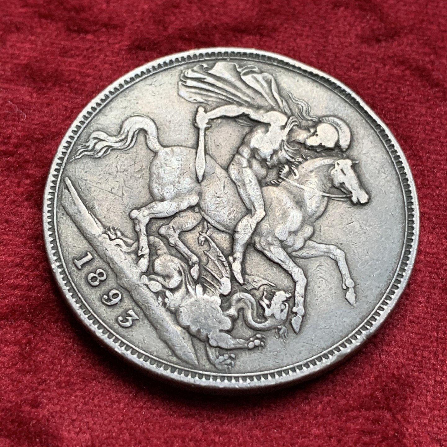 《竞宝斋》第69场-本周日，周一，周四.3场连拍（全场不限金额包邮） 英国 1893年 维多利亚女王 披纱版 马剑克朗大银币  双面深包浆 满满岁月的韵味