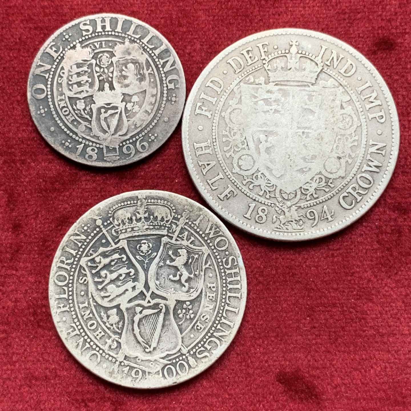 《竞宝斋》第69场-本周日，周一，周四.3场连拍（全场不限金额包邮） 英国3枚银币一组拍，维多利亚1894-1900年披纱银币1先令、2先令、半克朗银币三枚一套
