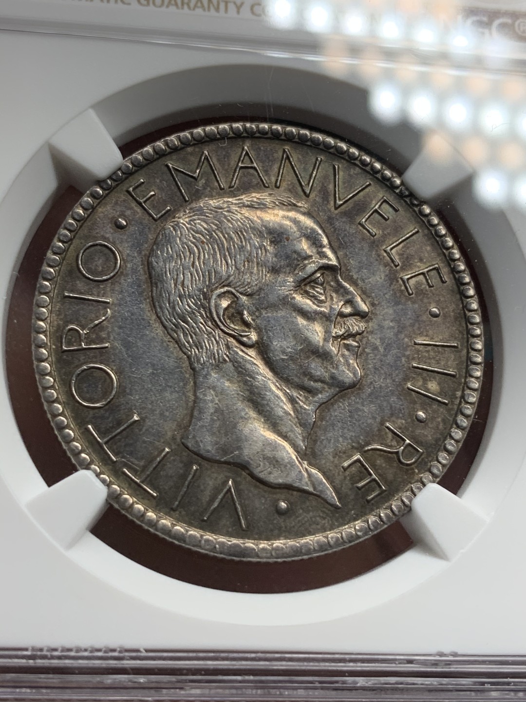 《竞宝斋》第69场-本周日，周一，周四.3场连拍（全场不限金额包邮） NGC-UNC意大利1927年裸男20里拉大银币，未处理，就是黑包浆导致未给分，