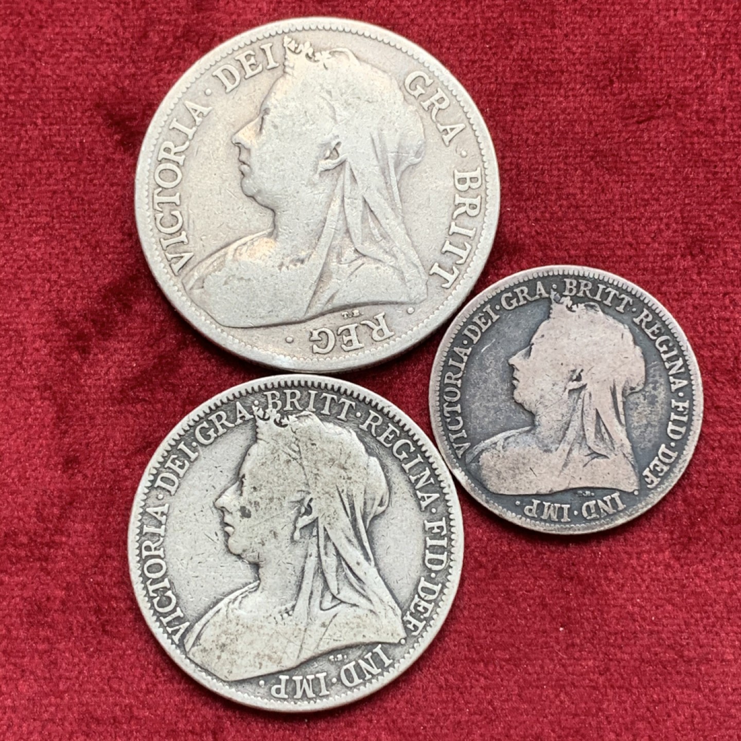 《竞宝斋》第69场-本周日，周一，周四.3场连拍（全场不限金额包邮） 英国3枚银币一组拍，维多利亚1894-1900年披纱银币1先令、2先令、半克朗银币三枚一套