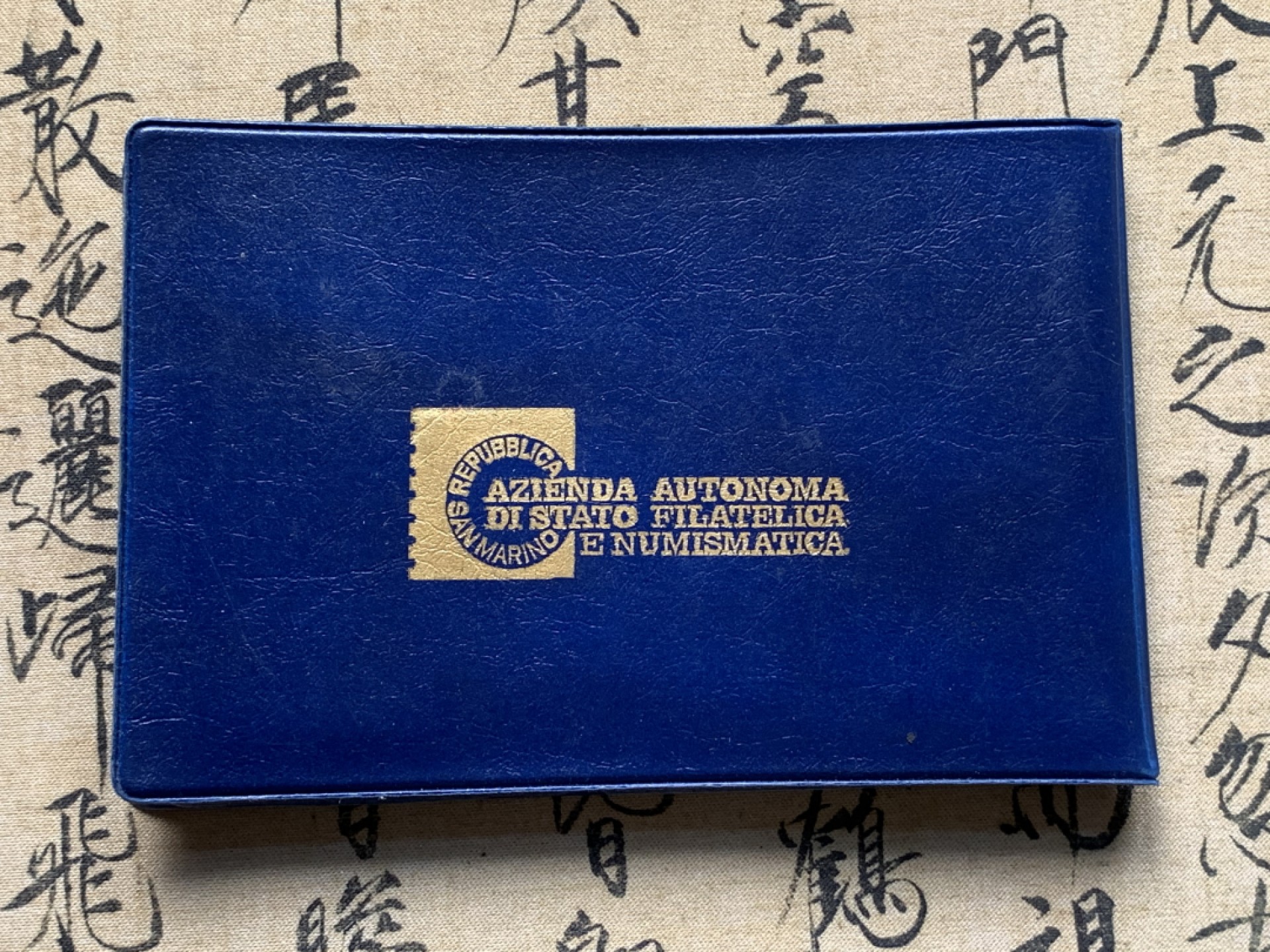 《竞宝斋》第69场-本周日，周一，周四.3场连拍（全场不限金额包邮） 圣马力诺1988年官方封装套币 最大一枚是银币