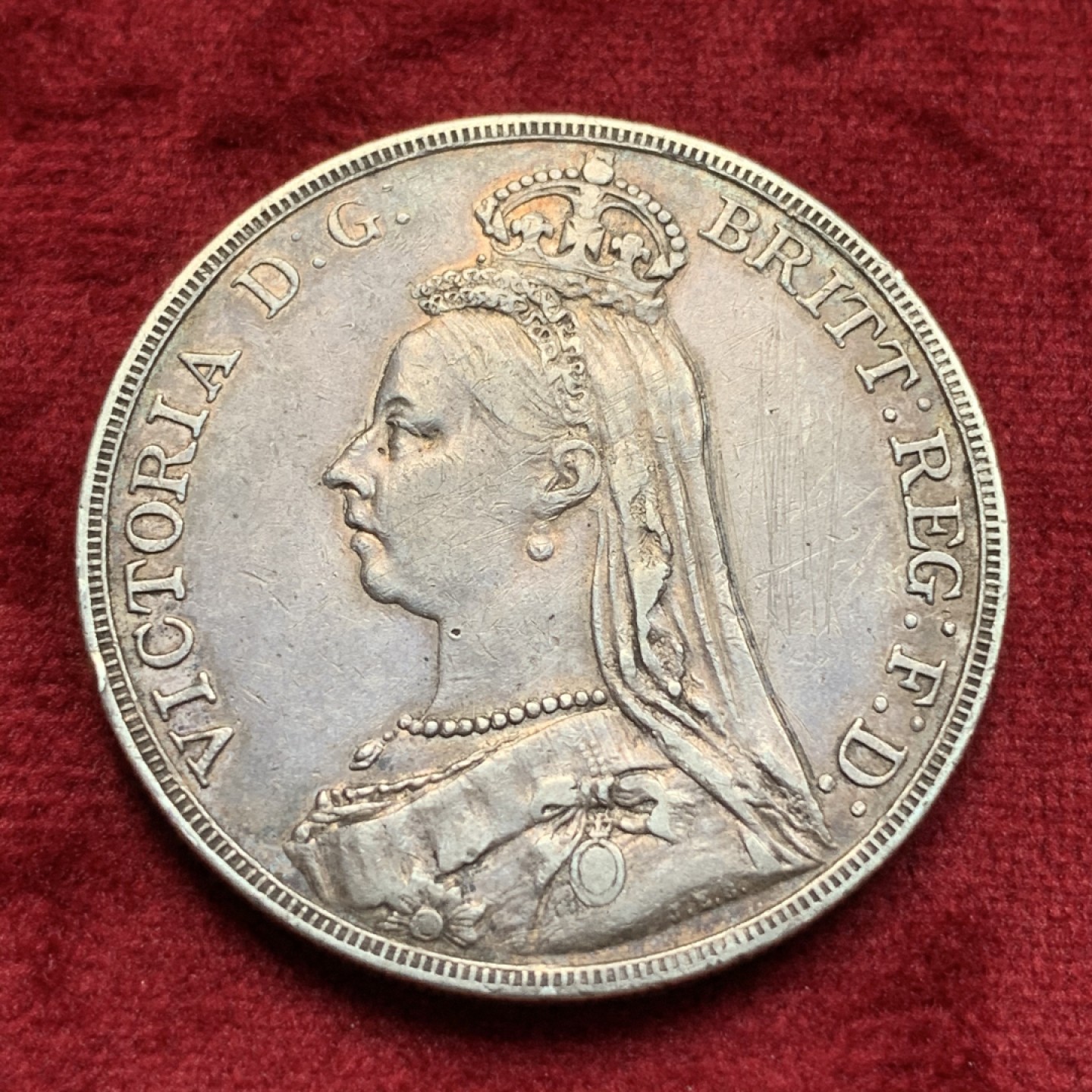 《竞宝斋》第69场-本周日，周一，周四.3场连拍（全场不限金额包邮） 英国 1891年 维多利亚女王 高冠版 马剑克朗大银币  包浆好 状态佳