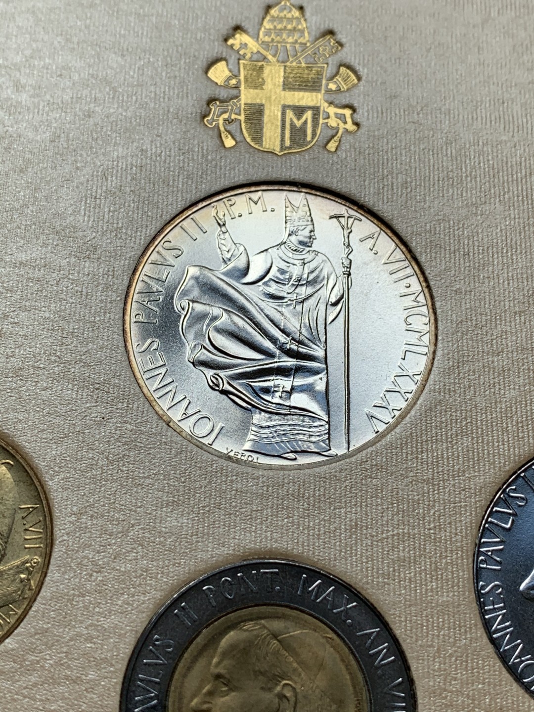 《竞宝斋》第69场-本周日，周一，周四.3场连拍（全场不限金额包邮） 梵蒂冈1985年原封套币 最大一枚是银币