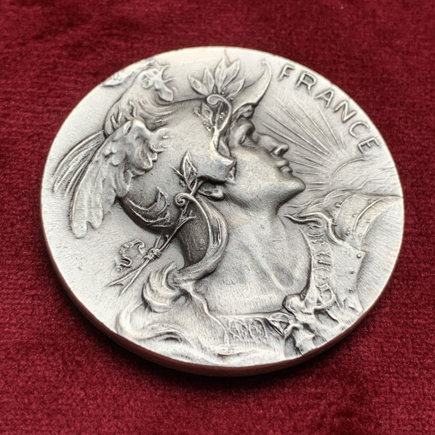 《竞宝斋》第69场-本周日，周一，周四.3场连拍（全场不限金额包邮） 法国 玛丽安娜女神 戎装像 铜章（镀银色） 29.8克 41.1mm  20世纪初