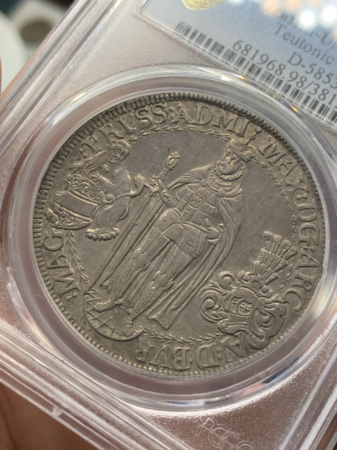 《竞宝斋》第69场-本周日，周一，周四.3场连拍（全场不限金额包邮） PCGS UNC 1613/2年条顿骑士团泰勒 大热品种，背面的骑士盾徽极美，铁灰色包浆，如果背面6点位置没有那两划 可惜了，高价品种
