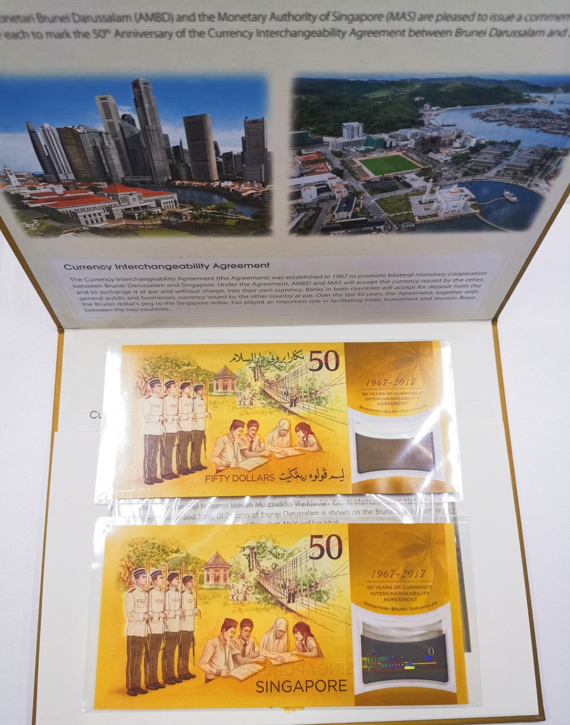 《张总收藏》63期——外币精选 新加坡文莱等值协议50周年纪念塑料纪念钞一对 原装册UNC 2017年