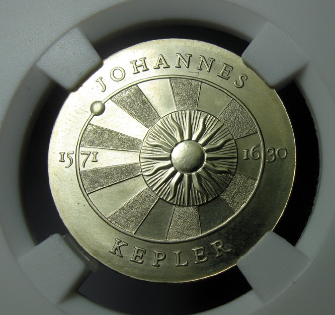 开普勒诞辰400周年,开普勒三大定律,1971东德纪念币5马克,民主德国,UNC品相自打标签盒子