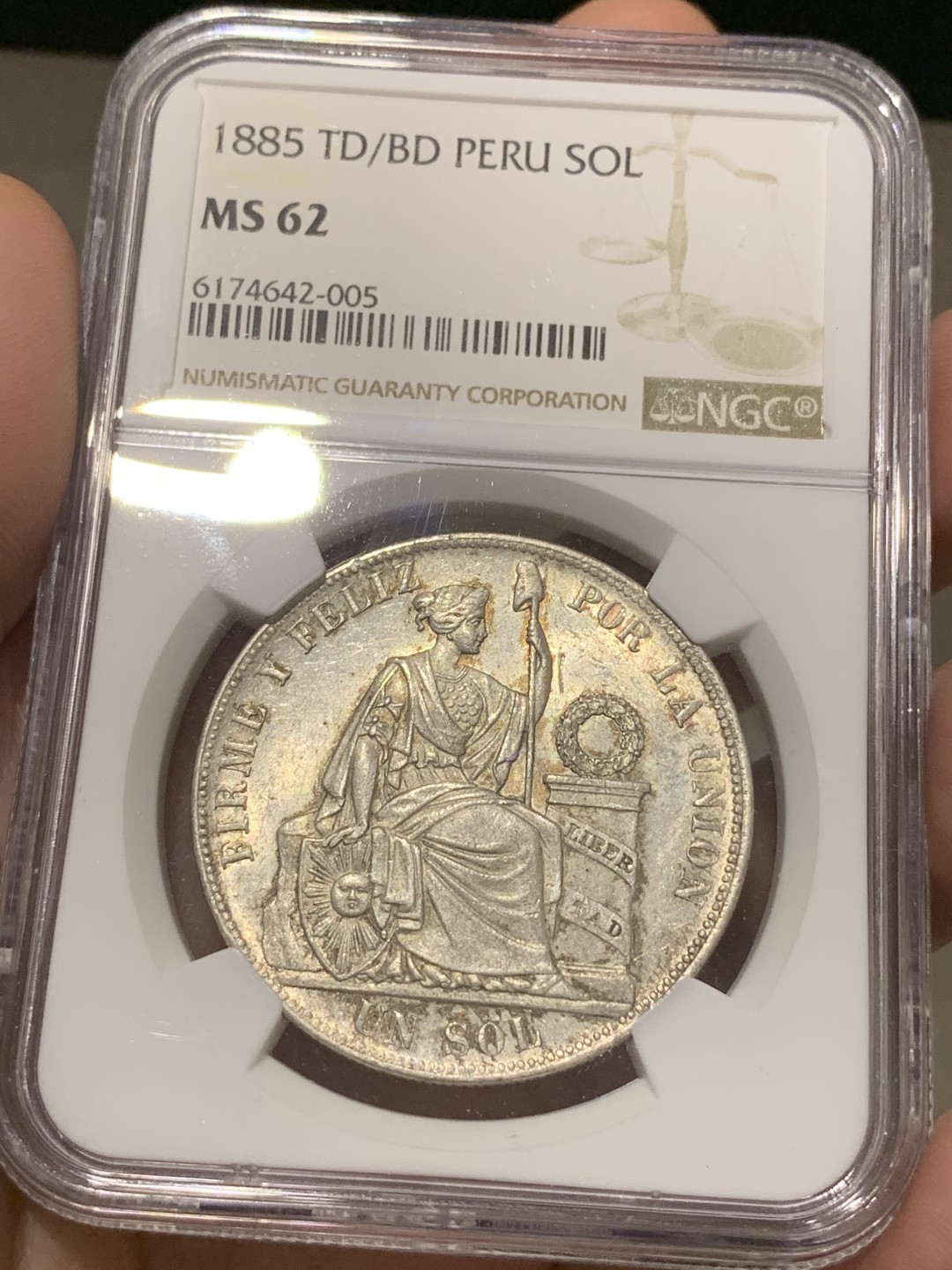 《竞宝斋》第69场-本周日，周一，周四.3场连拍（全场不限金额包邮） 亚军分 NGC-MS62 秘鲁 1885年 坐人 1索尔大银币 好品淡彩 稀少年份