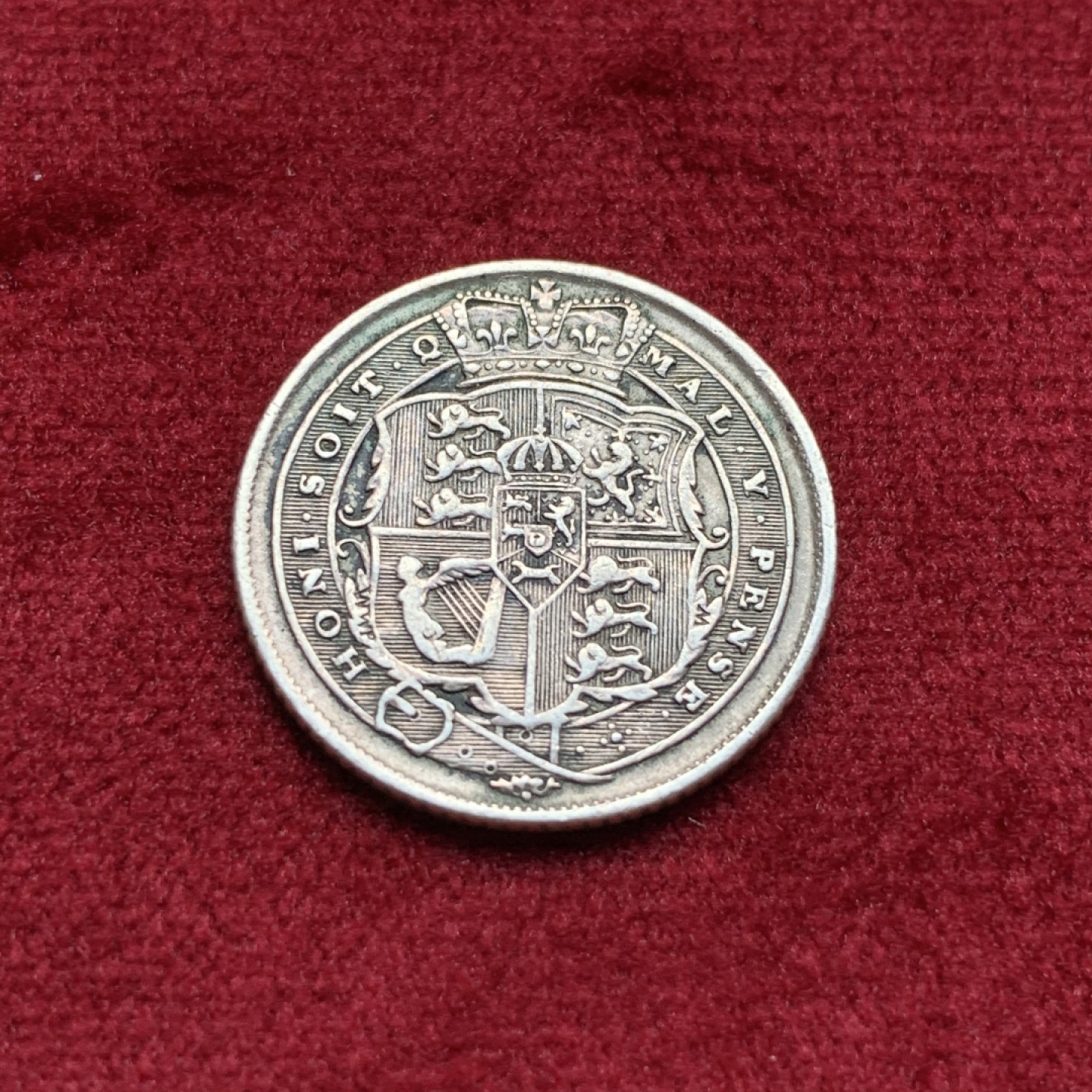 《竞宝斋》第69场-本周日，周一，周四.3场连拍（全场不限金额包邮） 英国 1816年 乔治三世 6便士 银币 人物细节好 水泡眼挺精神 细节见图