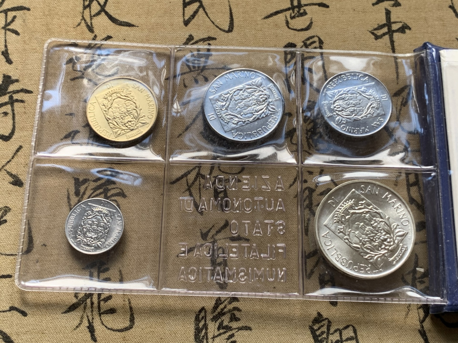 《竞宝斋》第69场-本周日，周一，周四.3场连拍（全场不限金额包邮） 圣马力诺1988年官方封装套币 最大一枚是银币