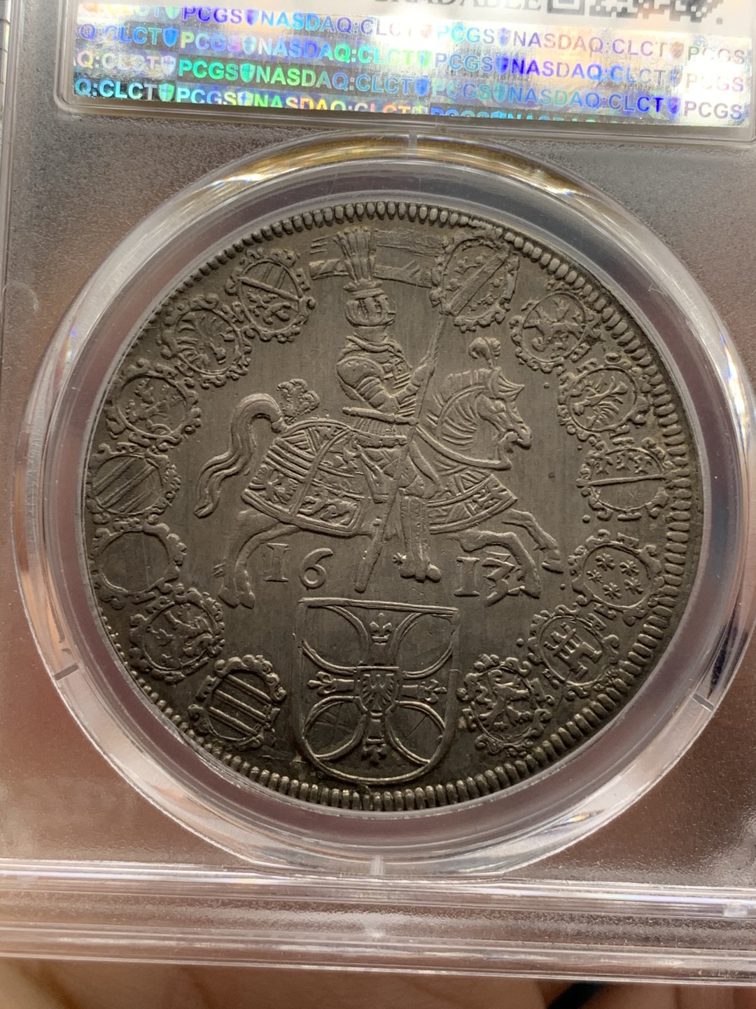 《竞宝斋》第69场-本周日，周一，周四.3场连拍（全场不限金额包邮） PCGS UNC 1613/2年条顿骑士团泰勒 大热品种，背面的骑士盾徽极美，铁灰色包浆，如果背面6点位置没有那两划 可惜了，高价品种
