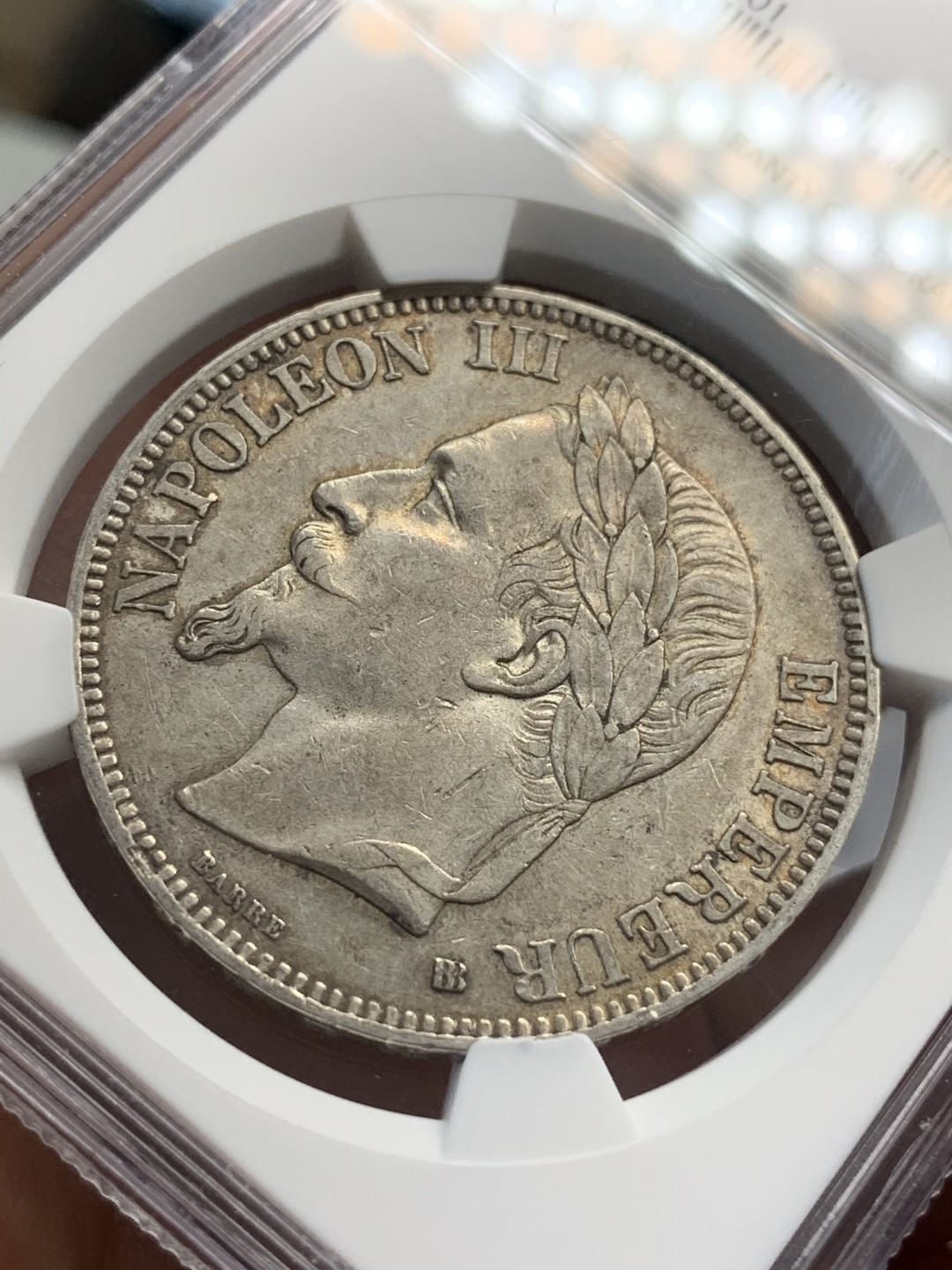 《竞宝斋》第69场-本周日，周一，周四.3场连拍（全场不限金额包邮） NGC AU细节评级 法国 1867年 拿三  5法郎 银币 深彩包浆 细节非常的不错