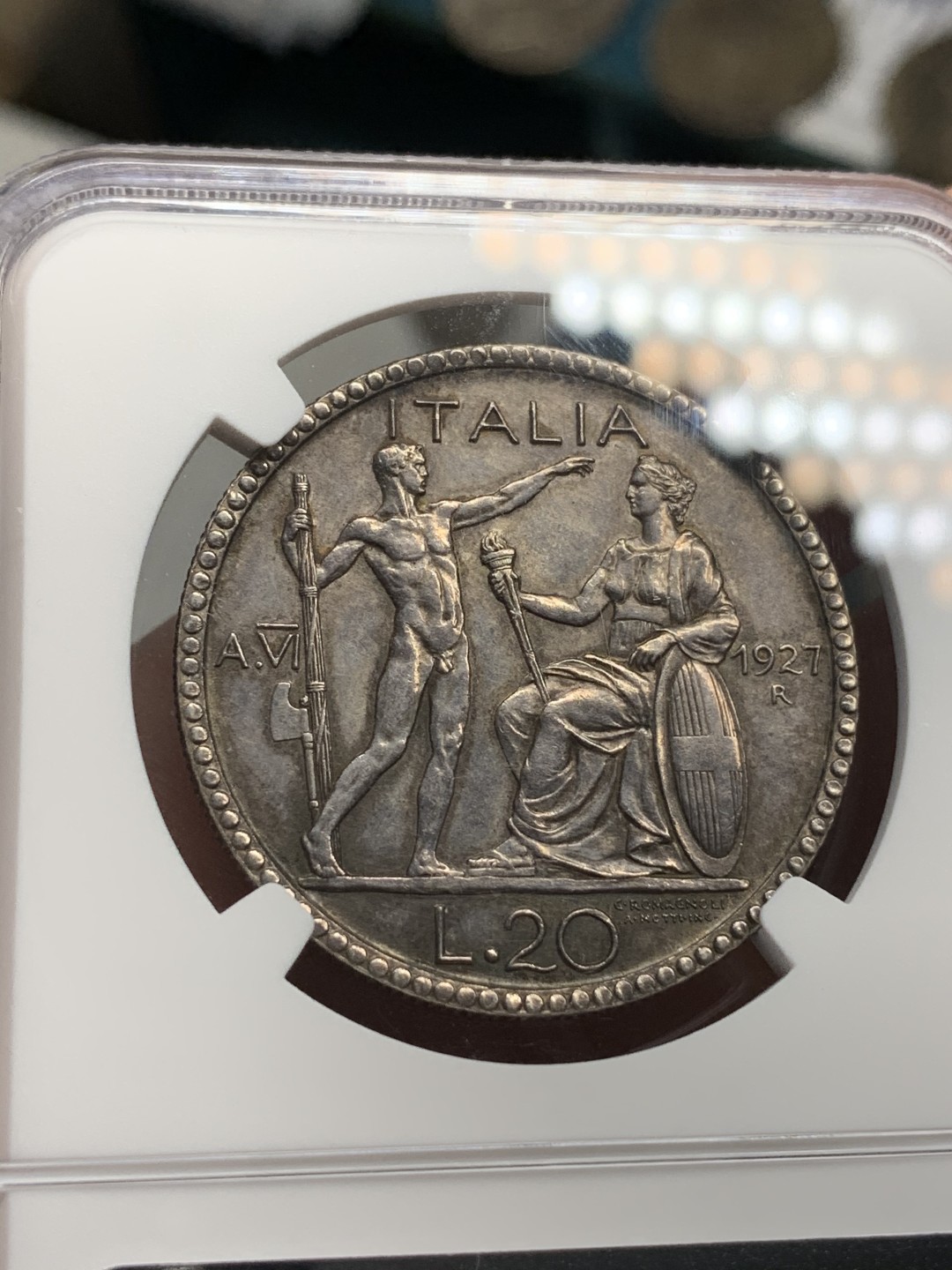 《竞宝斋》第69场-本周日，周一，周四.3场连拍（全场不限金额包邮） NGC-UNC意大利1927年裸男20里拉大银币，未处理，就是黑包浆导致未给分，