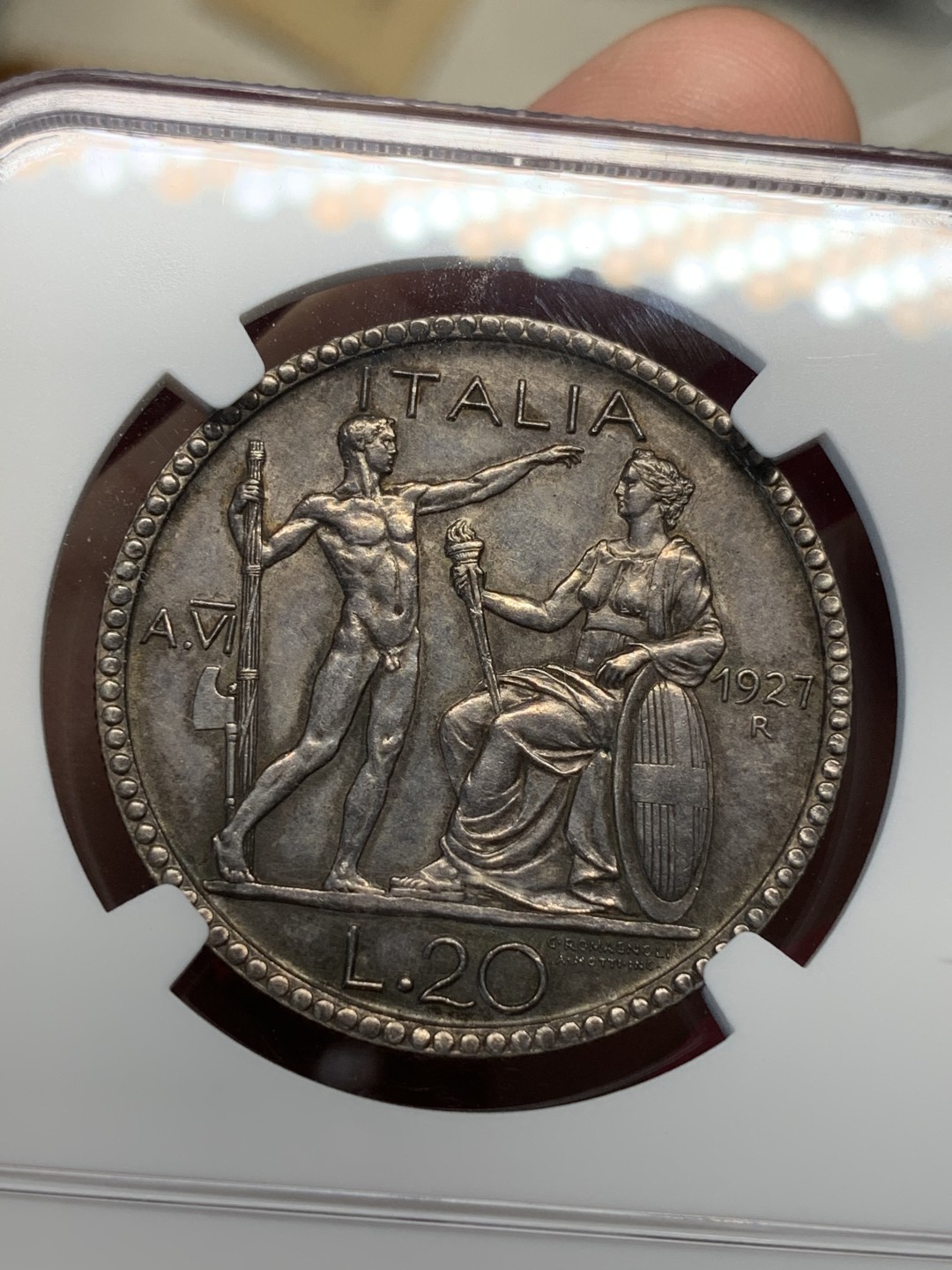 《竞宝斋》第69场-本周日，周一，周四.3场连拍（全场不限金额包邮） NGC-UNC意大利1927年裸男20里拉大银币，未处理，就是黑包浆导致未给分，