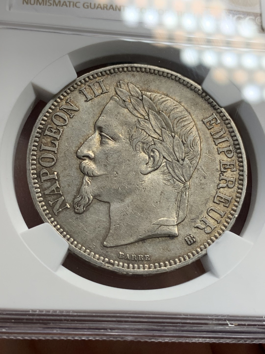 《竞宝斋》第69场-本周日，周一，周四.3场连拍（全场不限金额包邮） NGC AU细节评级 法国 1867年 拿三  5法郎 银币 深彩包浆 细节非常的不错