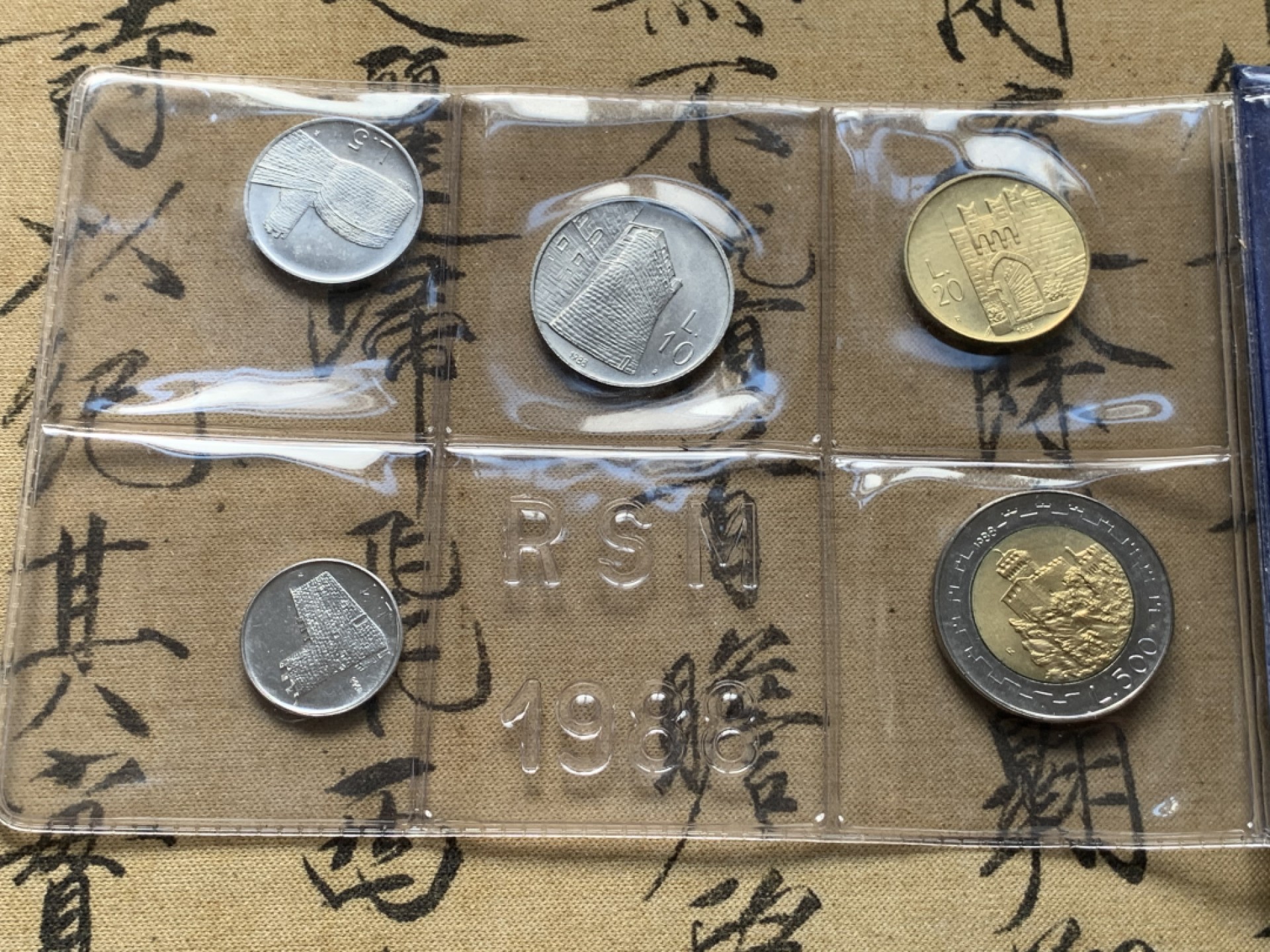 《竞宝斋》第69场-本周日，周一，周四.3场连拍（全场不限金额包邮） 圣马力诺1988年官方封装套币 最大一枚是银币