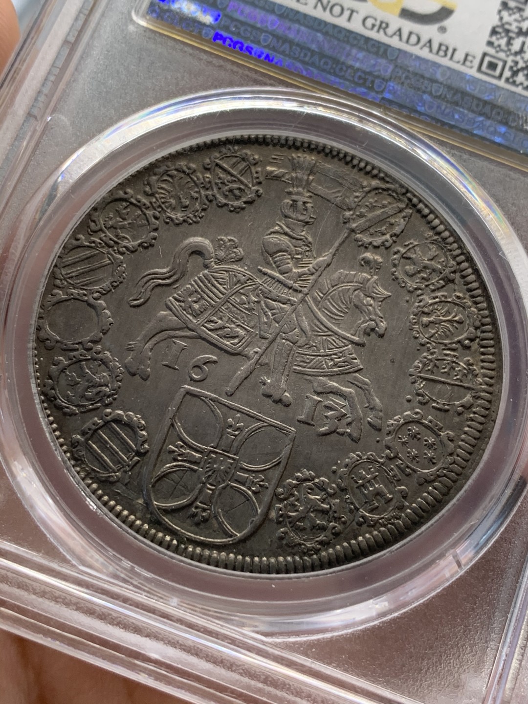 《竞宝斋》第69场-本周日，周一，周四.3场连拍（全场不限金额包邮） PCGS UNC 1613/2年条顿骑士团泰勒 大热品种，背面的骑士盾徽极美，铁灰色包浆，如果背面6点位置没有那两划 可惜了，高价品种