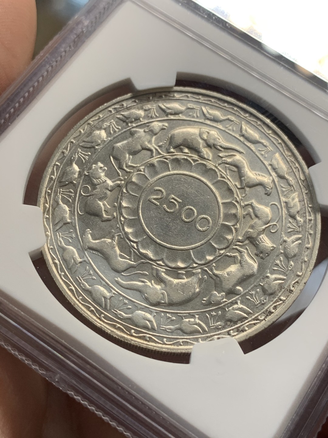 《竞宝斋》第69场-本周日，周一，周四.3场连拍（全场不限金额包邮） NGC UNC 锡兰 1957年佛教2500年5R大银币 热门品种