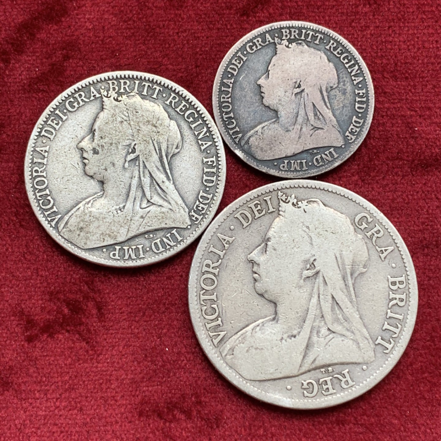《竞宝斋》第69场-本周日，周一，周四.3场连拍（全场不限金额包邮） 英国3枚银币一组拍，维多利亚1894-1900年披纱银币1先令、2先令、半克朗银币三枚一套