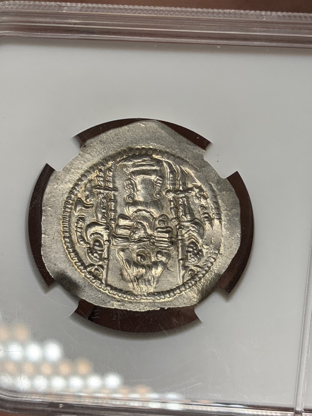 《竞宝斋》第69场-本周日，周一，周四.3场连拍（全场不限金额包邮） 众诚详评-AU 古波斯萨珊王朝瓦赫兰五世塞琉西亚造币厂 1德拉克马银币 币面干净漂亮 打制深峻 送古尔王朝铜币一枚