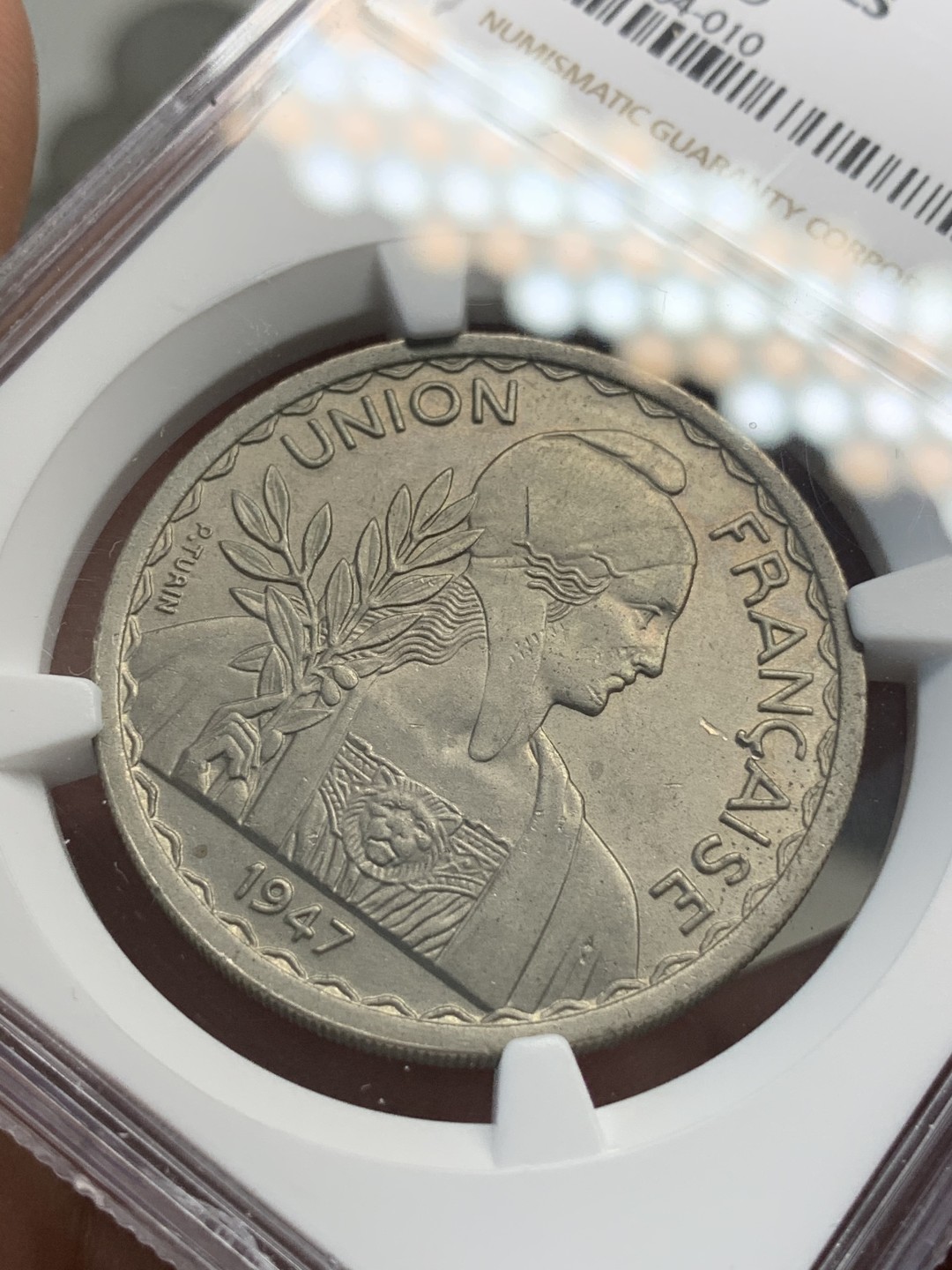 《竞宝斋》第69场-本周日，周一，周四.3场连拍（全场不限金额包邮） NGC UNC 1947年 法属印度支那 1皮谷物大镍币 实物底板光洁 无明显清洗痕迹 齿边版