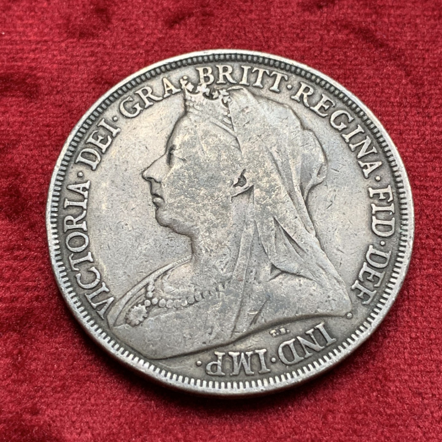 《竞宝斋》第69场-本周日，周一，周四.3场连拍（全场不限金额包邮） 英国 1893年 维多利亚女王 披纱版 马剑克朗大银币  双面深包浆 满满岁月的韵味