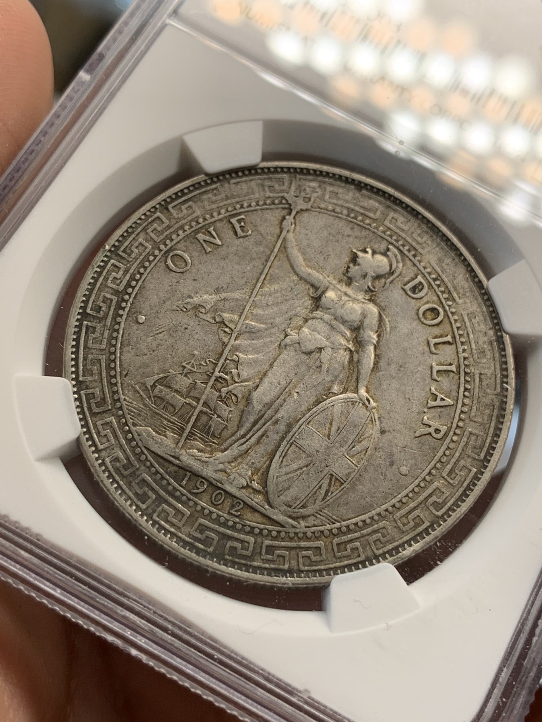 《竞宝斋》第69场-本周日，周一，周四.3场连拍（全场不限金额包邮） NGC AU50  英国贸易银 1902年 壹元 站人 银元 淡金包浆 双面原味好状态