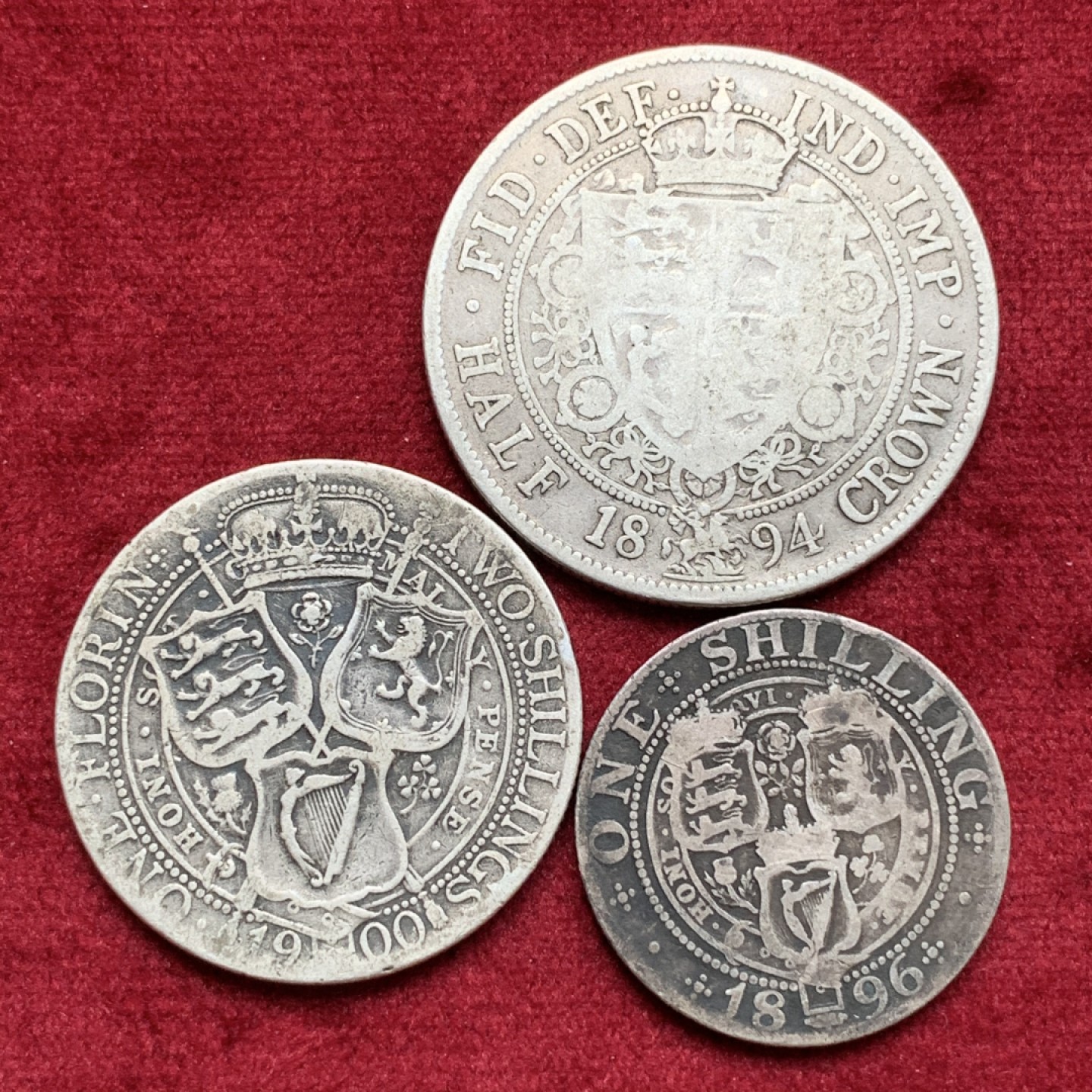 《竞宝斋》第69场-本周日，周一，周四.3场连拍（全场不限金额包邮） 英国3枚银币一组拍，维多利亚1894-1900年披纱银币1先令、2先令、半克朗银币三枚一套