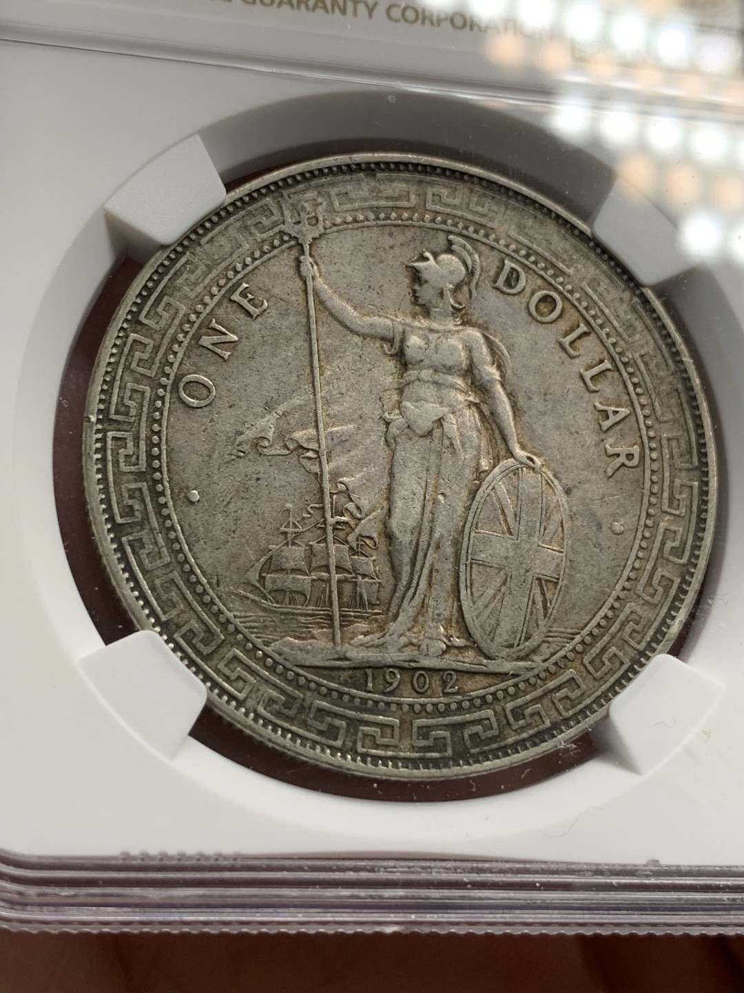 《竞宝斋》第69场-本周日，周一，周四.3场连拍（全场不限金额包邮） NGC AU50  英国贸易银 1902年 壹元 站人 银元 淡金包浆 双面原味好状态