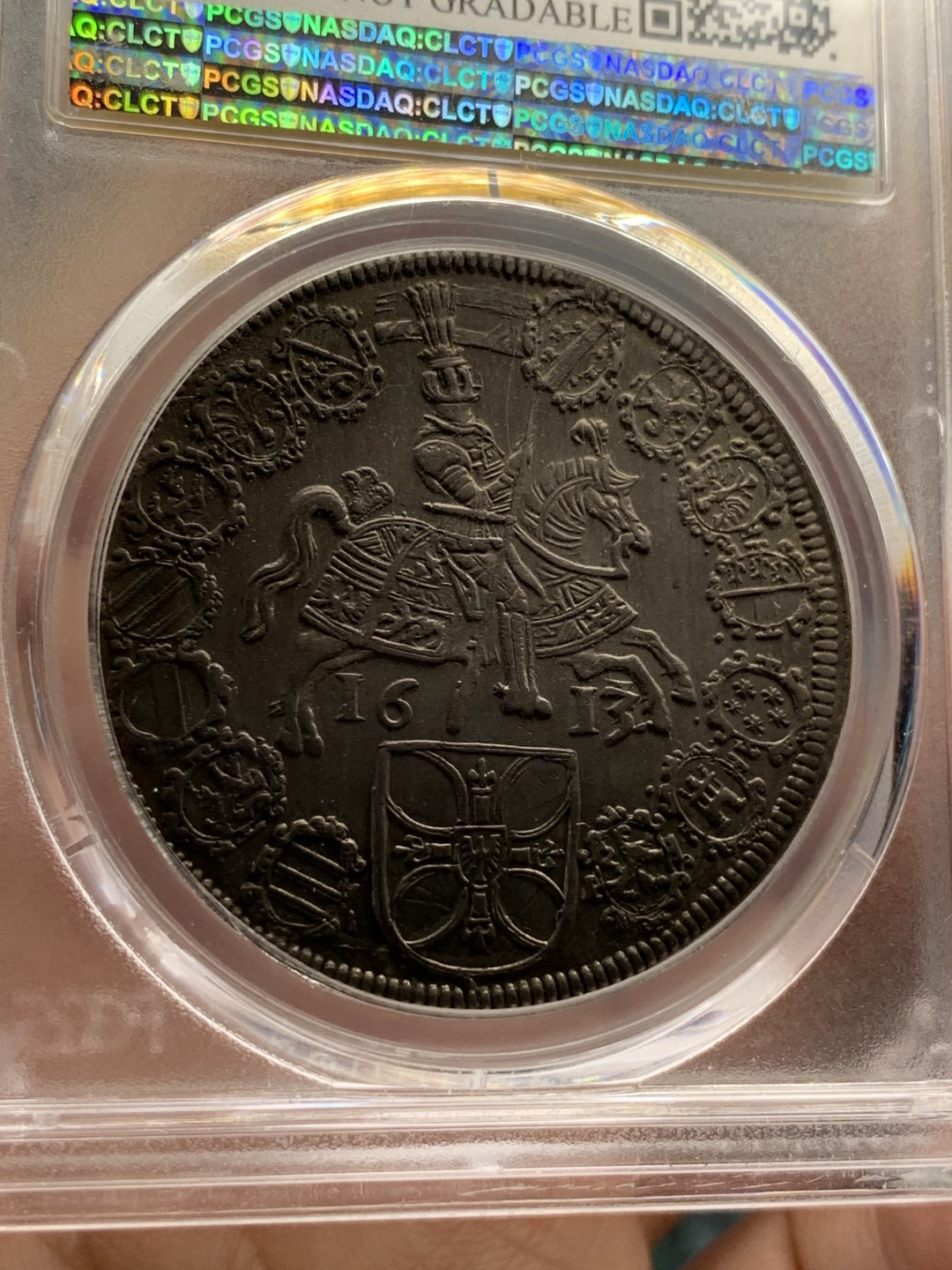《竞宝斋》第69场-本周日，周一，周四.3场连拍（全场不限金额包邮） PCGS UNC 1613/2年条顿骑士团泰勒 大热品种，背面的骑士盾徽极美，铁灰色包浆，如果背面6点位置没有那两划 可惜了，高价品种